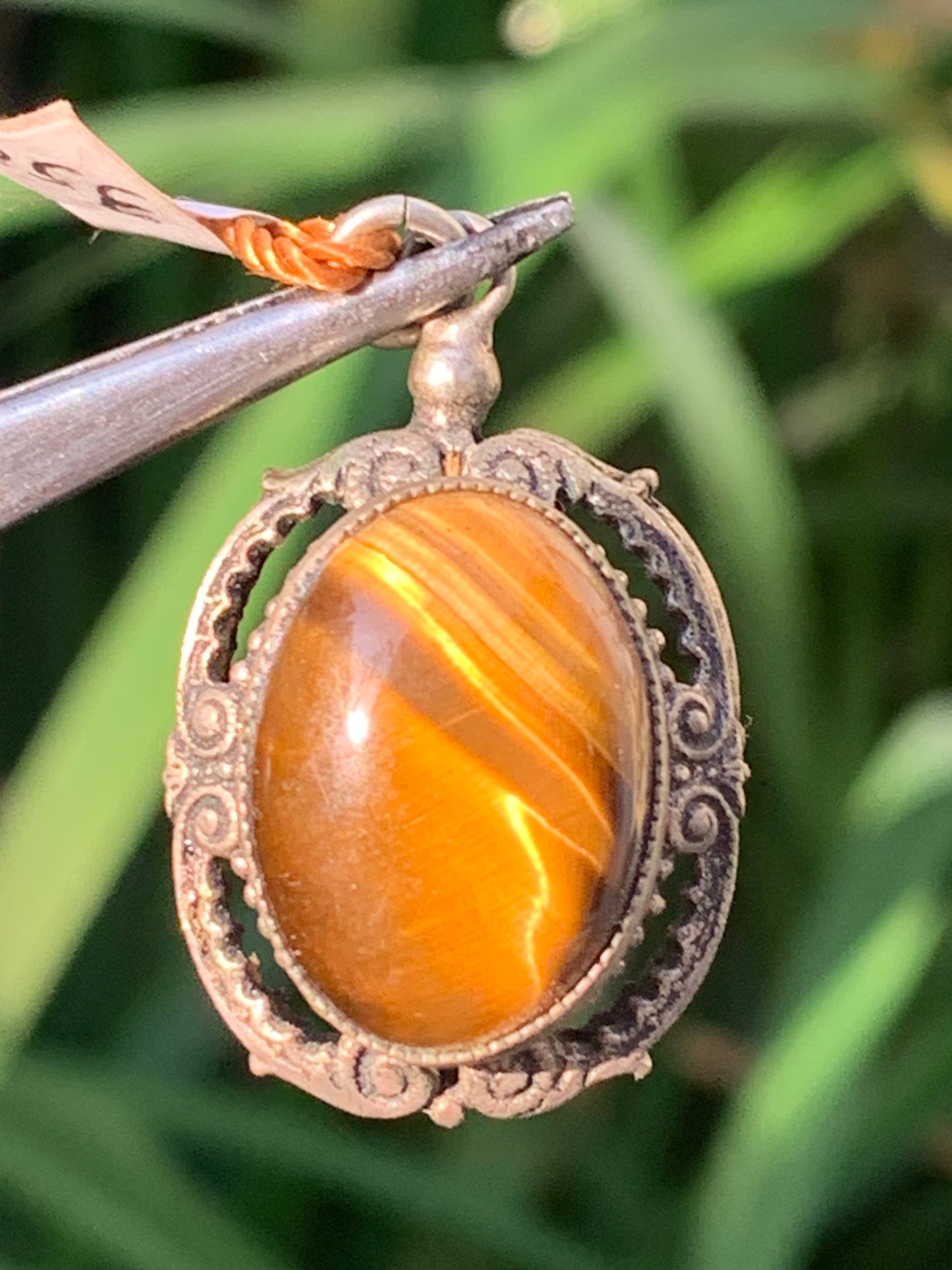 Oeil de tigre, pendentif double-face en Argent de 32mm de hauteur x 20 de largeur x 17 d'épaisseur. Vendu avec cordon réglable !