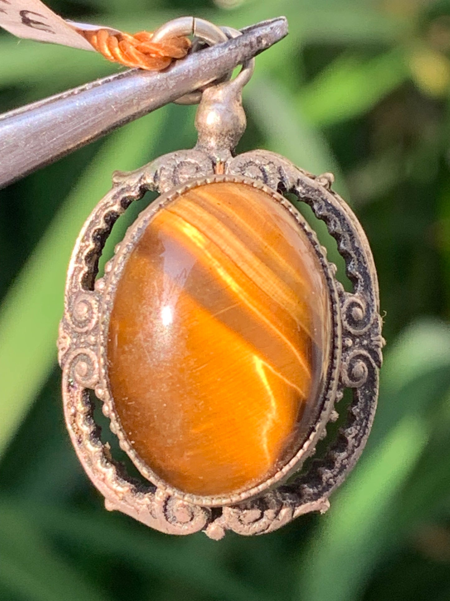 Oeil de tigre, pendentif double-face en Argent de 32mm de hauteur x 20 de largeur x 17 d'épaisseur. Vendu avec cordon réglable !