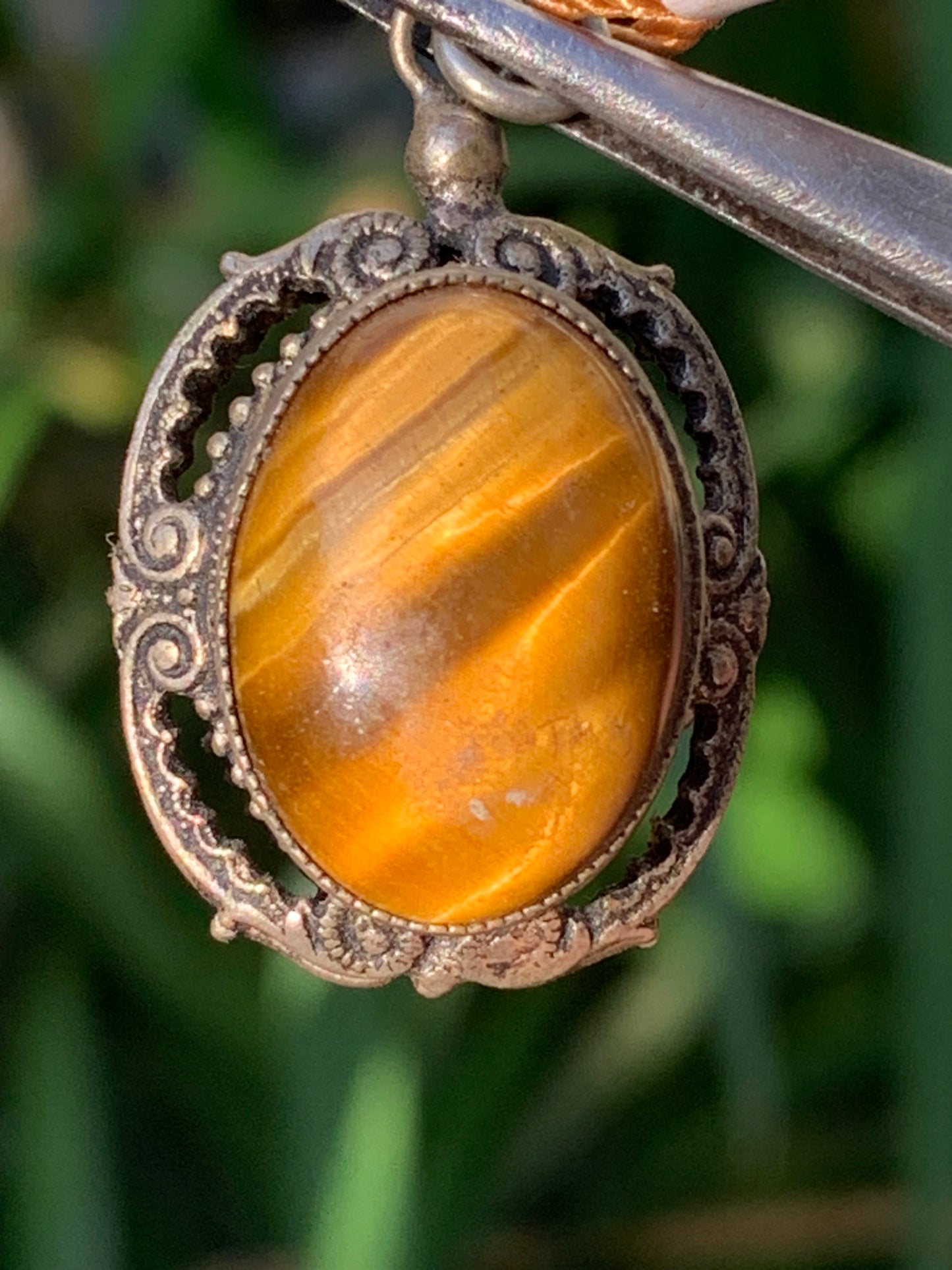 Oeil de tigre, pendentif double-face en Argent de 32mm de hauteur x 20 de largeur x 17 d'épaisseur. Vendu avec cordon réglable !