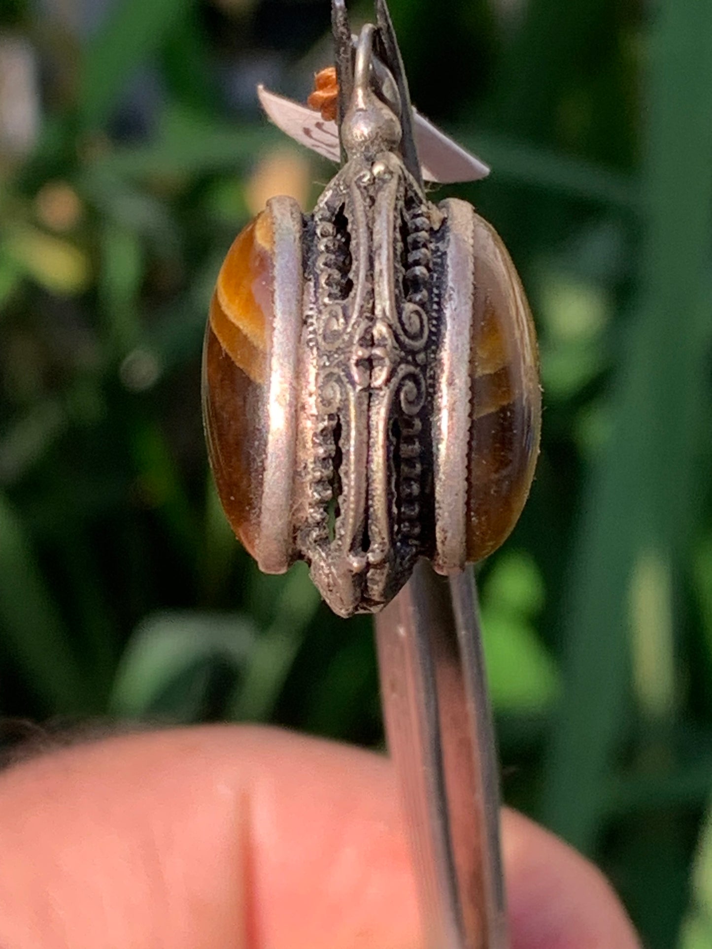 Oeil de tigre, pendentif double-face en Argent de 32mm de hauteur x 20 de largeur x 17 d'épaisseur. Vendu avec cordon réglable !