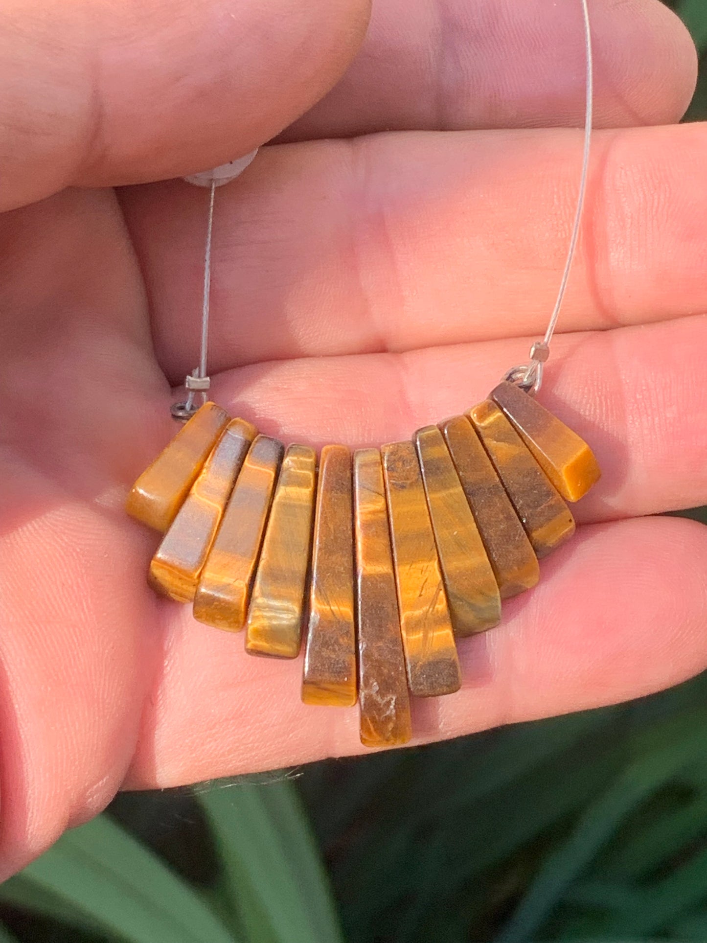 Oeil de tigre, collier/ pendentif de 42 cm. Perles de type 'Barette', montées sur fil d'acier gainé 'spéciale bijoux' !