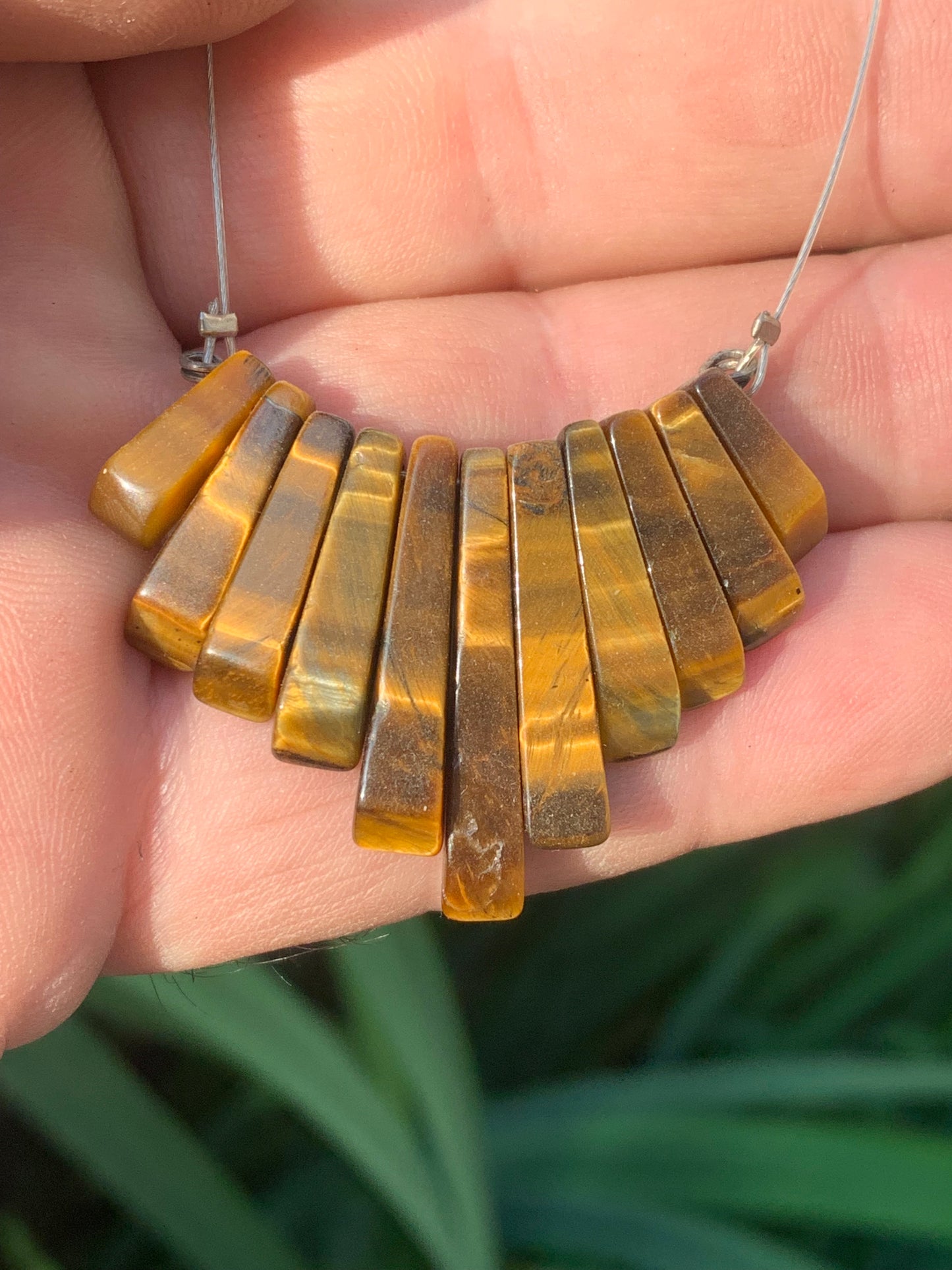 Oeil de tigre, collier/ pendentif de 42 cm. Perles de type 'Barette', montées sur fil d'acier gainé 'spéciale bijoux' !