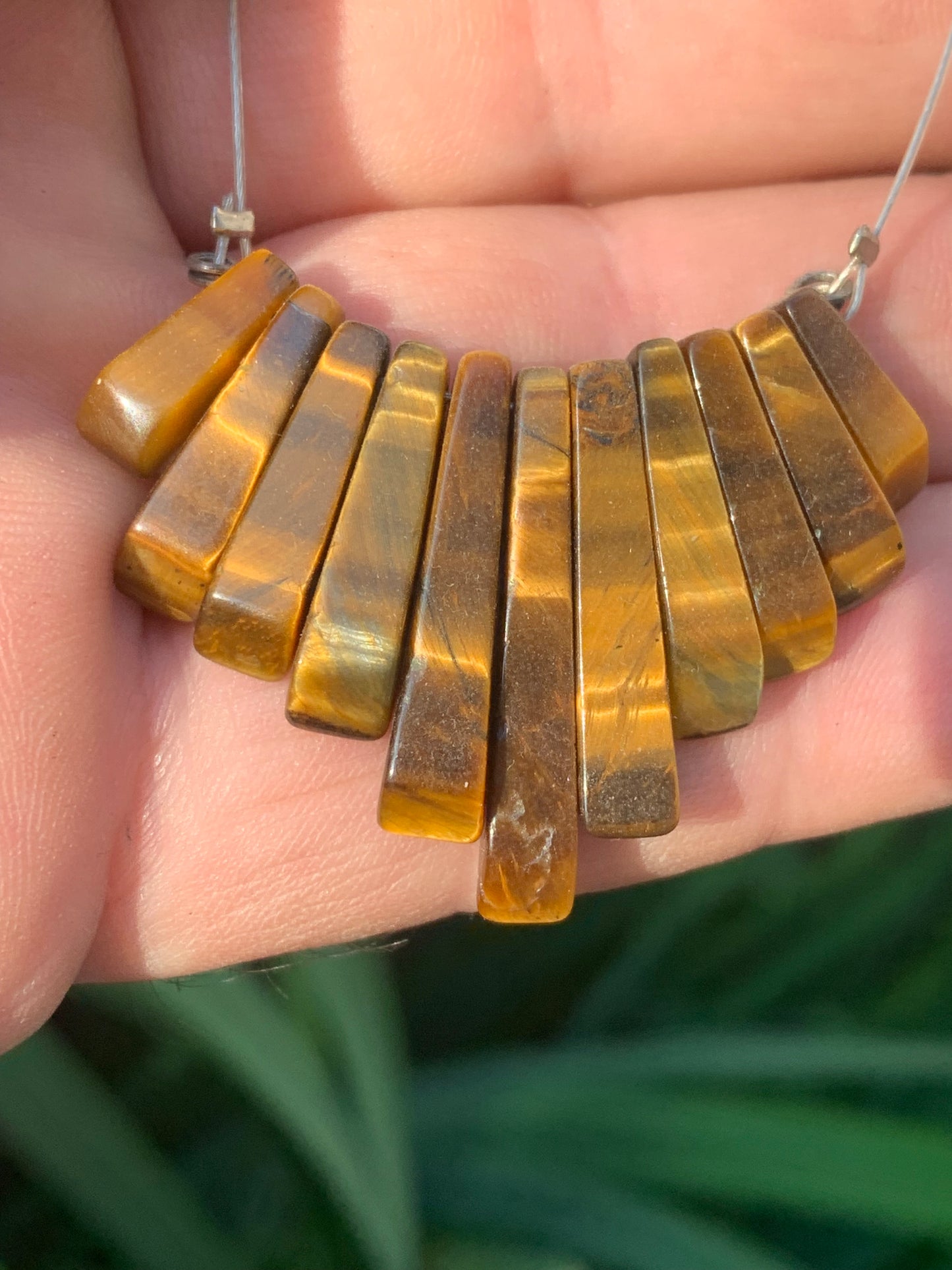 Oeil de tigre, collier/ pendentif de 42 cm. Perles de type 'Barette', montées sur fil d'acier gainé 'spéciale bijoux' !