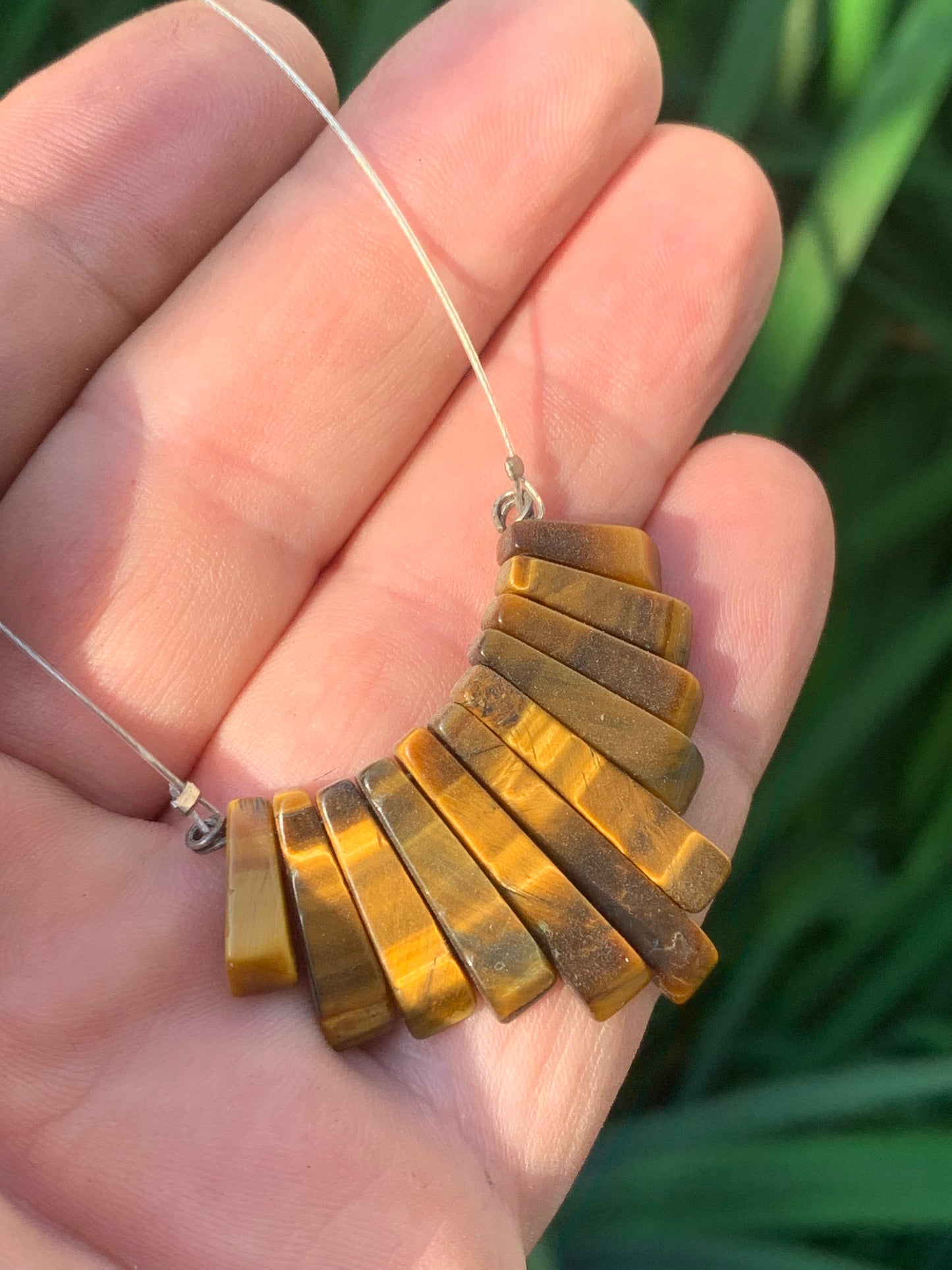 Oeil de tigre, collier/ pendentif de 42 cm. Perles de type 'Barette', montées sur fil d'acier gainé 'spéciale bijoux' !