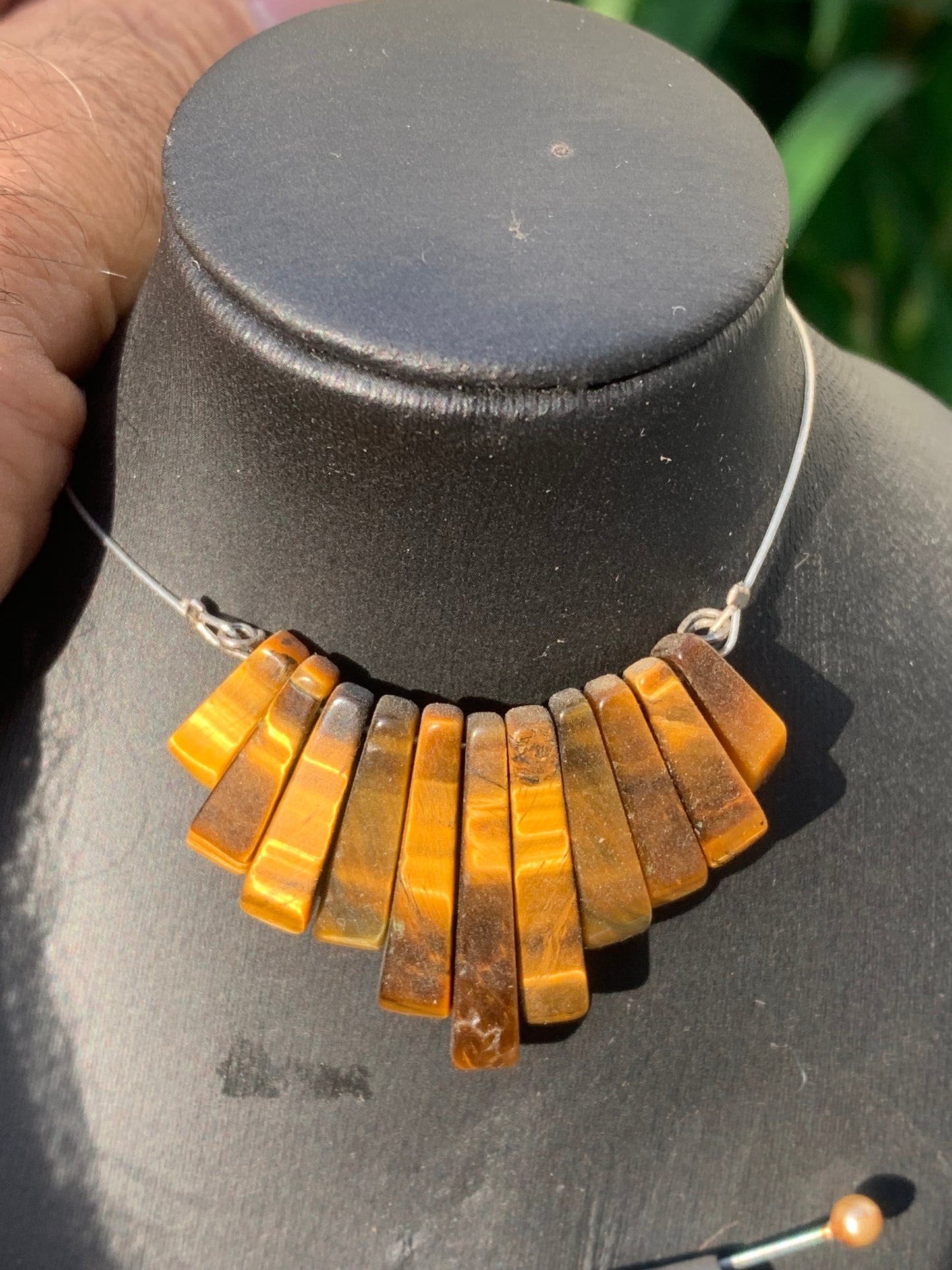 Oeil de tigre, collier/ pendentif de 42 cm. Perles de type 'Barette', montées sur fil d'acier gainé 'spéciale bijoux' !