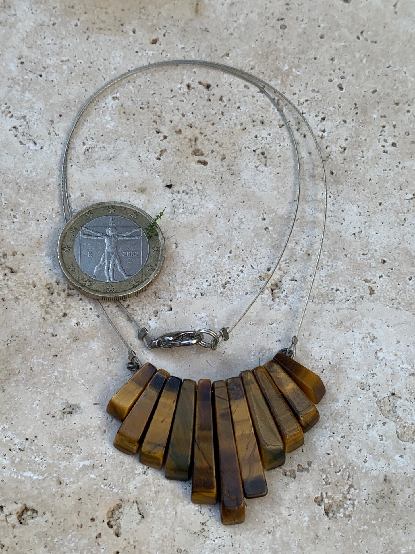 Oeil de tigre, collier/ pendentif de 42 cm. Perles de type 'Barette', montées sur fil d'acier gainé 'spéciale bijoux' !