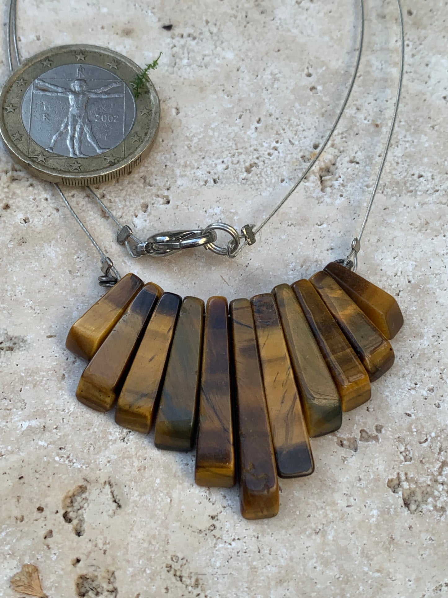 Oeil de tigre, collier/ pendentif de 42 cm. Perles de type 'Barette', montées sur fil d'acier gainé 'spéciale bijoux' !