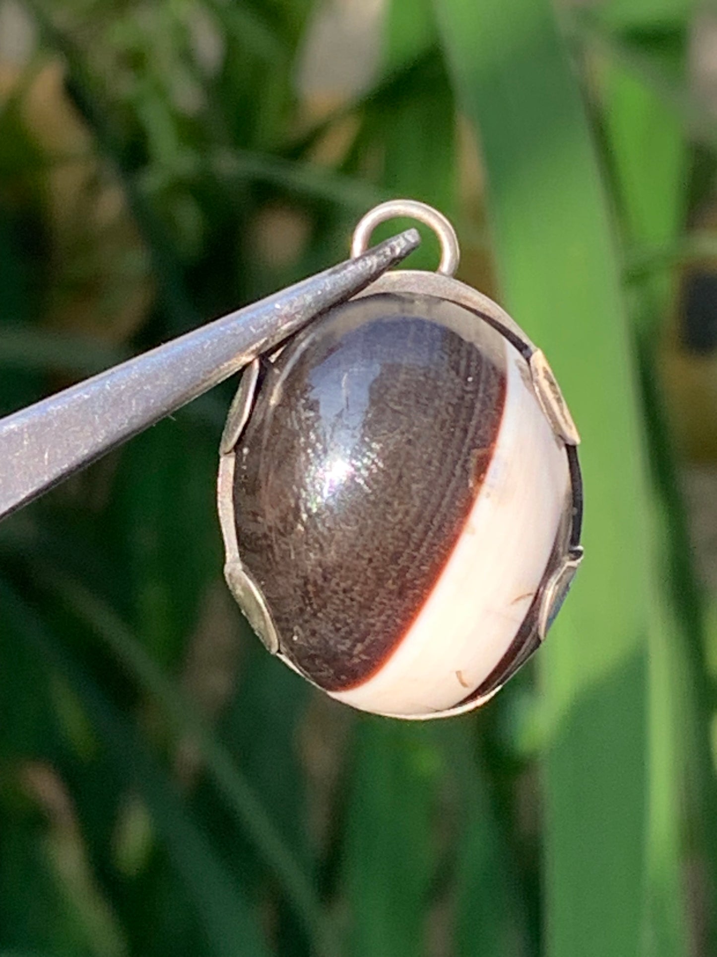 Agate noire, pendentif en Argent de 30mm de hauteur x22 de largeur x8 d'épaisseur. Vendu avec cordon réglable !