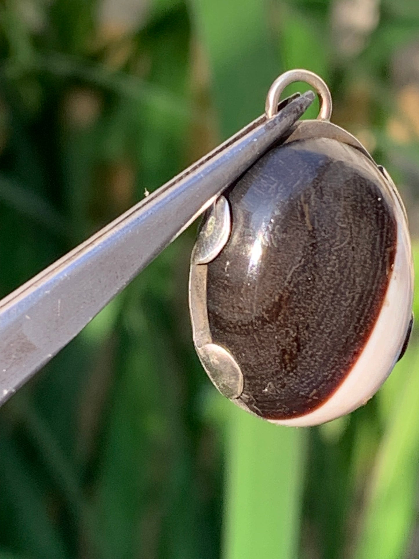 Agate noire, pendentif en Argent de 30mm de hauteur x22 de largeur x8 d'épaisseur. Vendu avec cordon réglable !