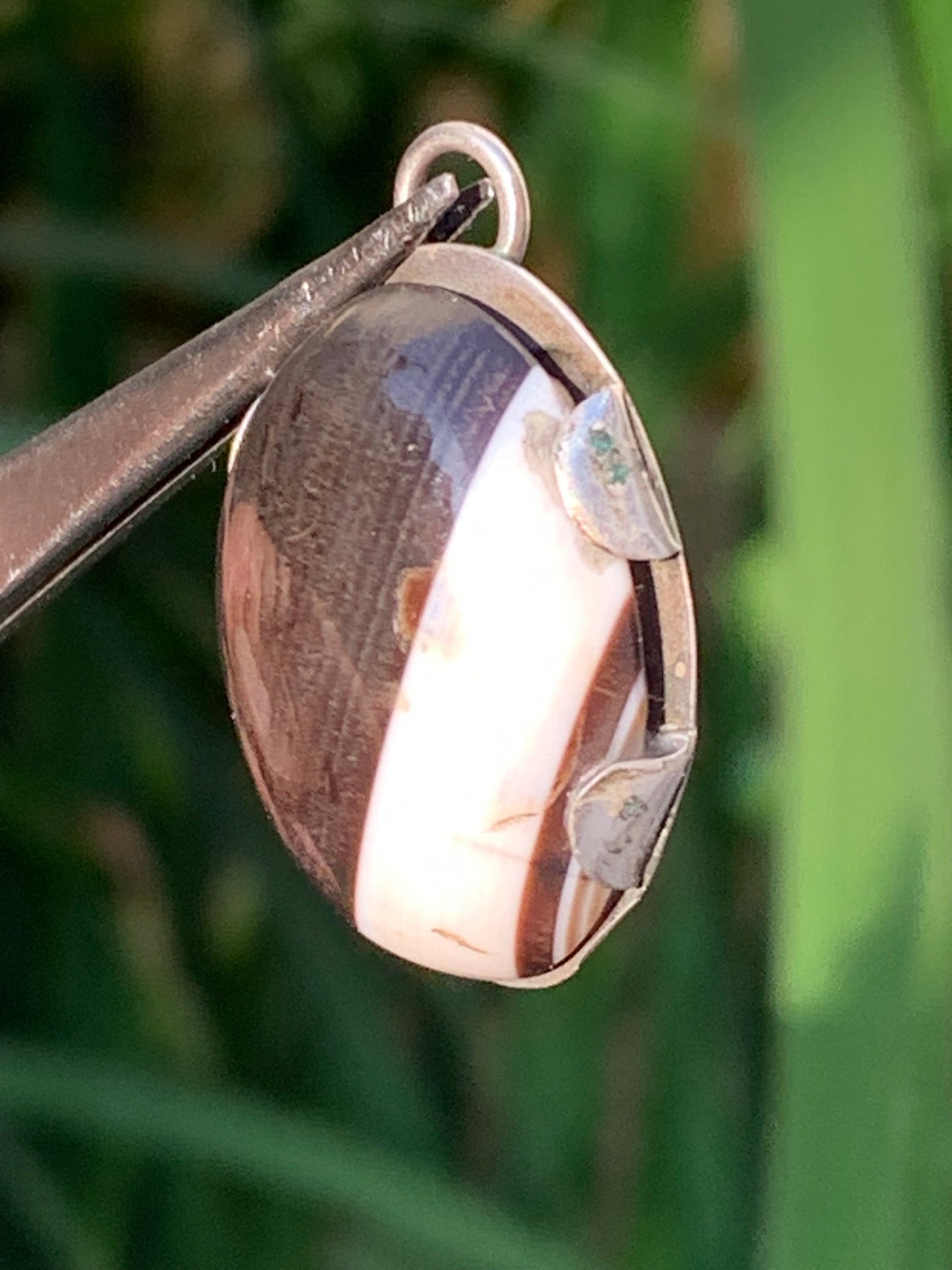 Agate noire, pendentif en Argent de 30mm de hauteur x22 de largeur x8 d'épaisseur. Vendu avec cordon réglable !