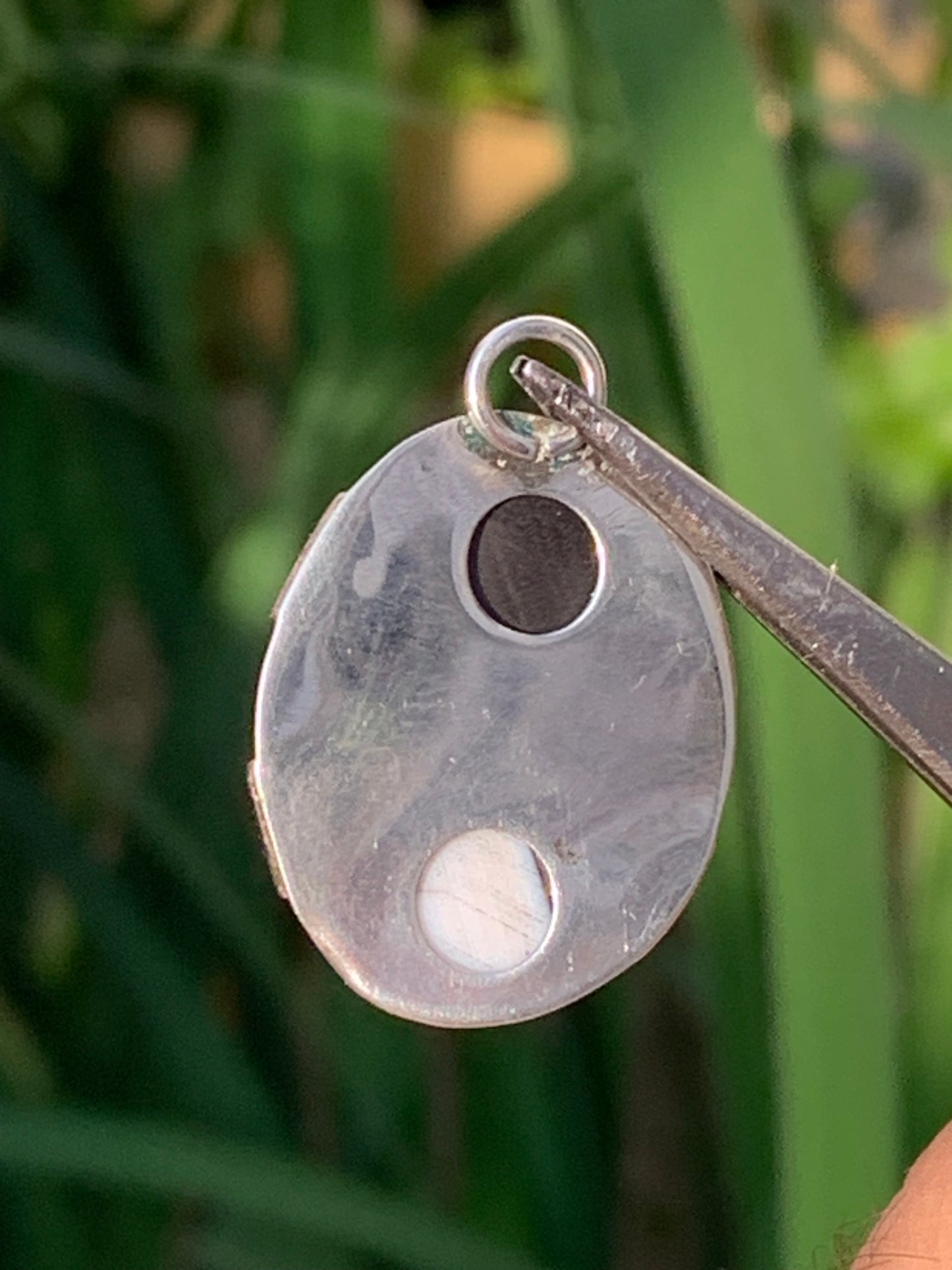 Agate noire, pendentif en Argent de 30mm de hauteur x22 de largeur x8 d'épaisseur. Vendu avec cordon réglable !