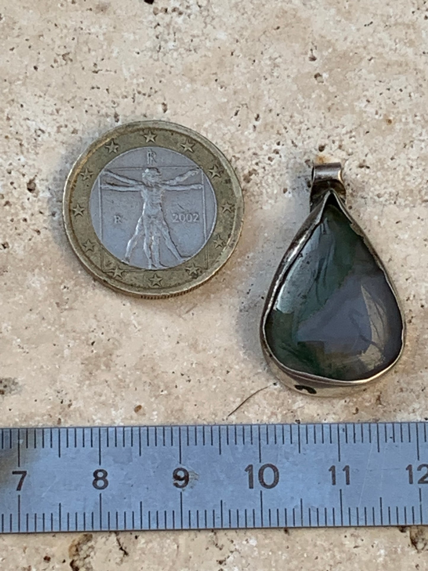 Agate mousse, pendentif en Argent de 30mm de hauteur x19 de largeur x6 d'épaisseur. Vendu avec cordon réglable !