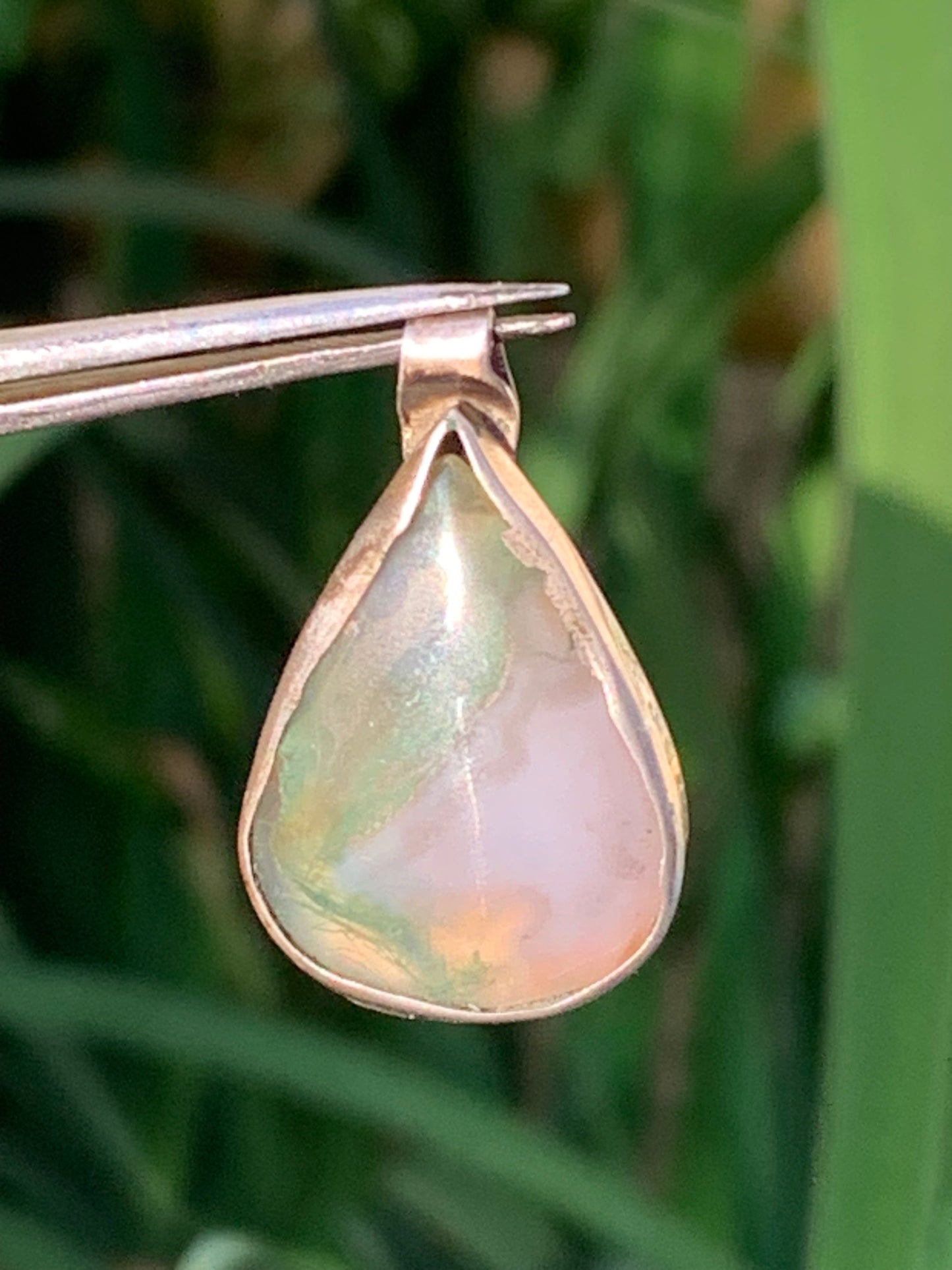 Agate mousse, pendentif en Argent de 30mm de hauteur x19 de largeur x6 d'épaisseur. Vendu avec cordon réglable !