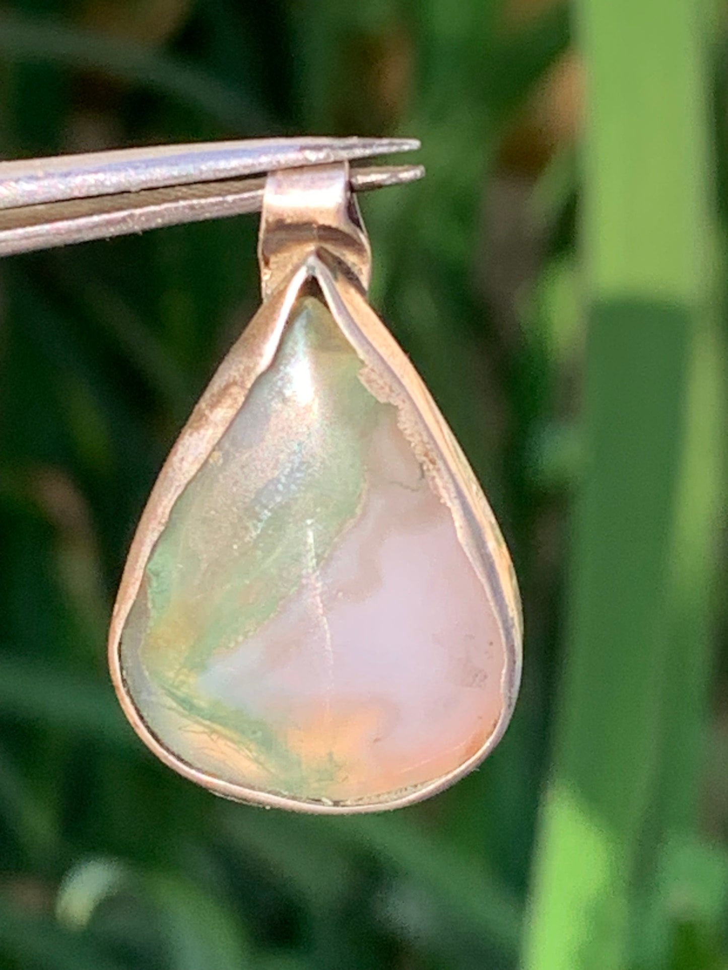 Agate mousse, pendentif en Argent de 30mm de hauteur x19 de largeur x6 d'épaisseur. Vendu avec cordon réglable !