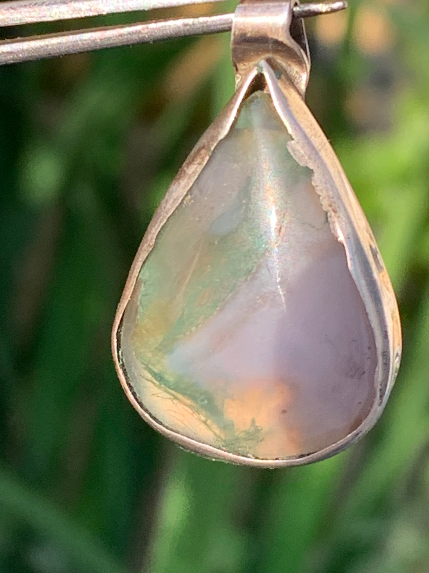 Agate mousse, pendentif en Argent de 30mm de hauteur x19 de largeur x6 d'épaisseur. Vendu avec cordon réglable !