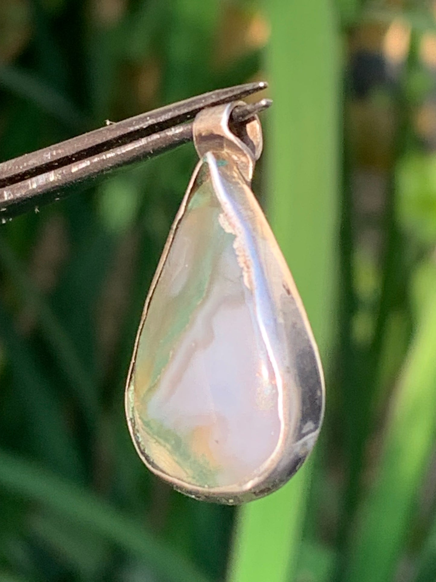 Agate mousse, pendentif en Argent de 30mm de hauteur x19 de largeur x6 d'épaisseur. Vendu avec cordon réglable !