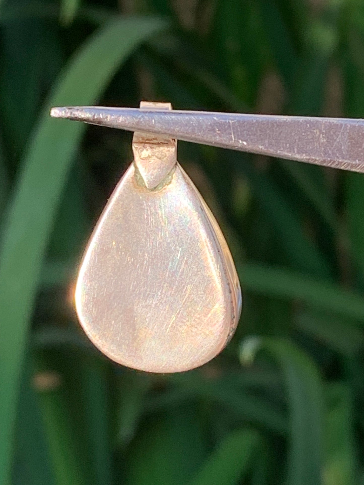 Agate mousse, pendentif en Argent de 30mm de hauteur x19 de largeur x6 d'épaisseur. Vendu avec cordon réglable !