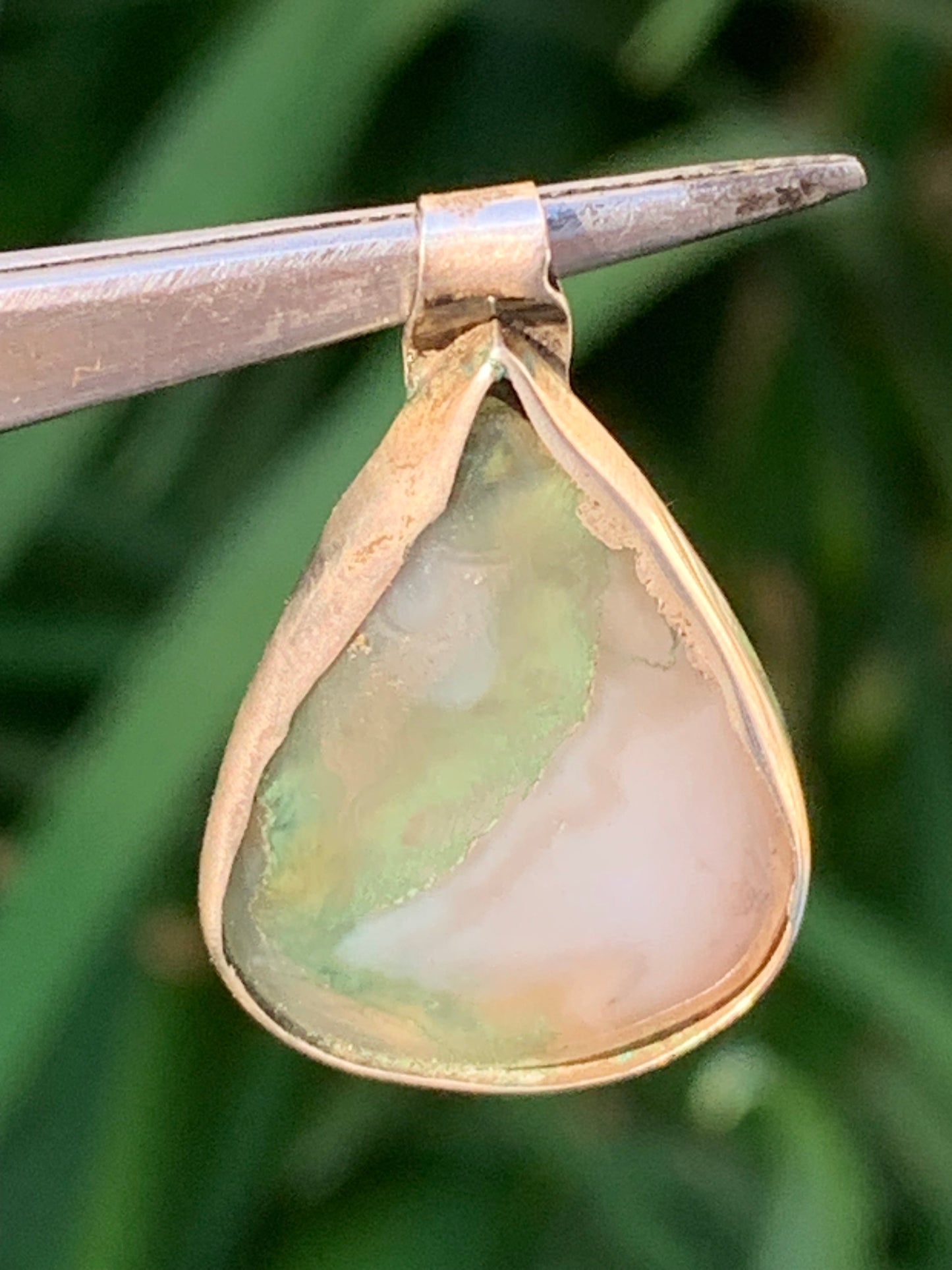 Agate mousse, pendentif en Argent de 30mm de hauteur x19 de largeur x6 d'épaisseur. Vendu avec cordon réglable !