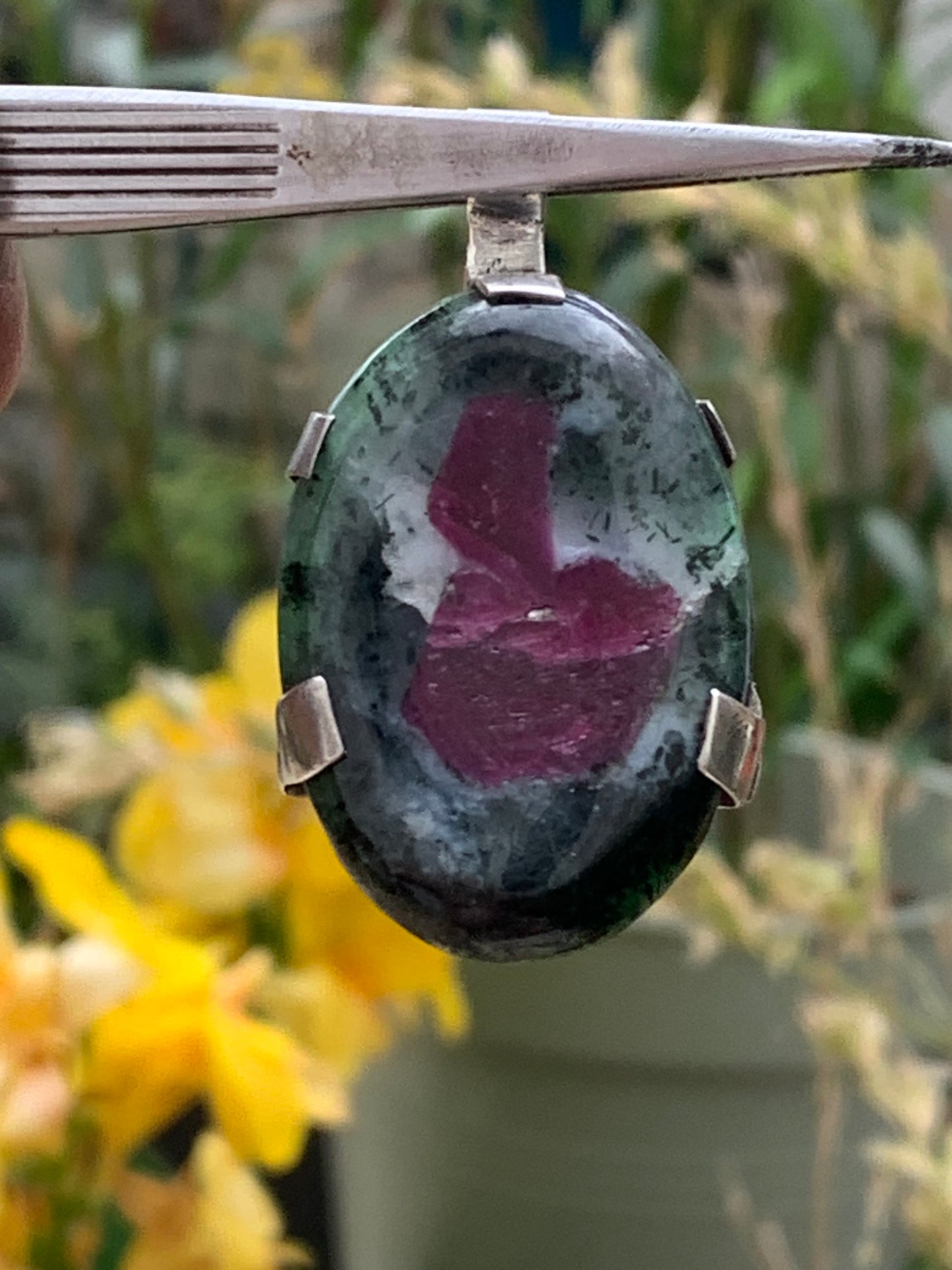 Rubis sur Zoisite, pendentif en Argent de 52mm de ht x30 x8. Vendu avec un cordon réglable de couleur noire !