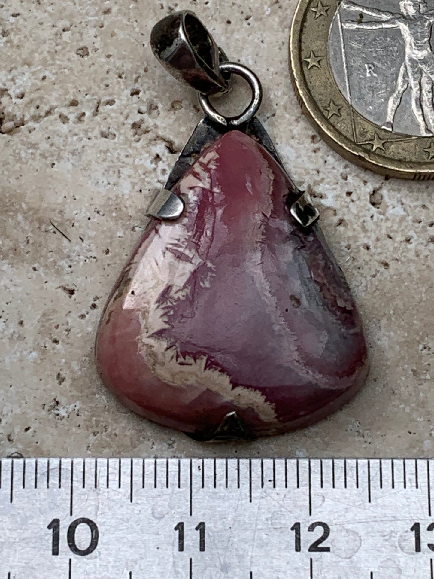 Rhodochrosite ! Pendentif en Argent de 40mm x24 x7 fait par Gem & Zen. Vendu avec un cordon réglable de couleur noire !