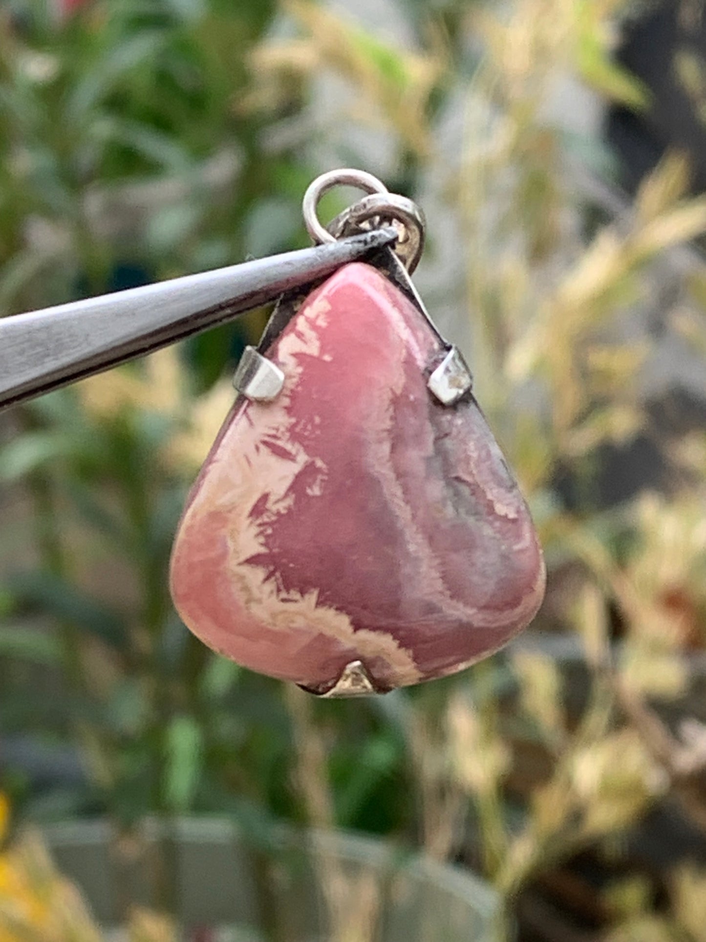 Rhodochrosite ! Pendentif en Argent de 40mm x24 x7 fait par Gem & Zen. Vendu avec un cordon réglable de couleur noire !