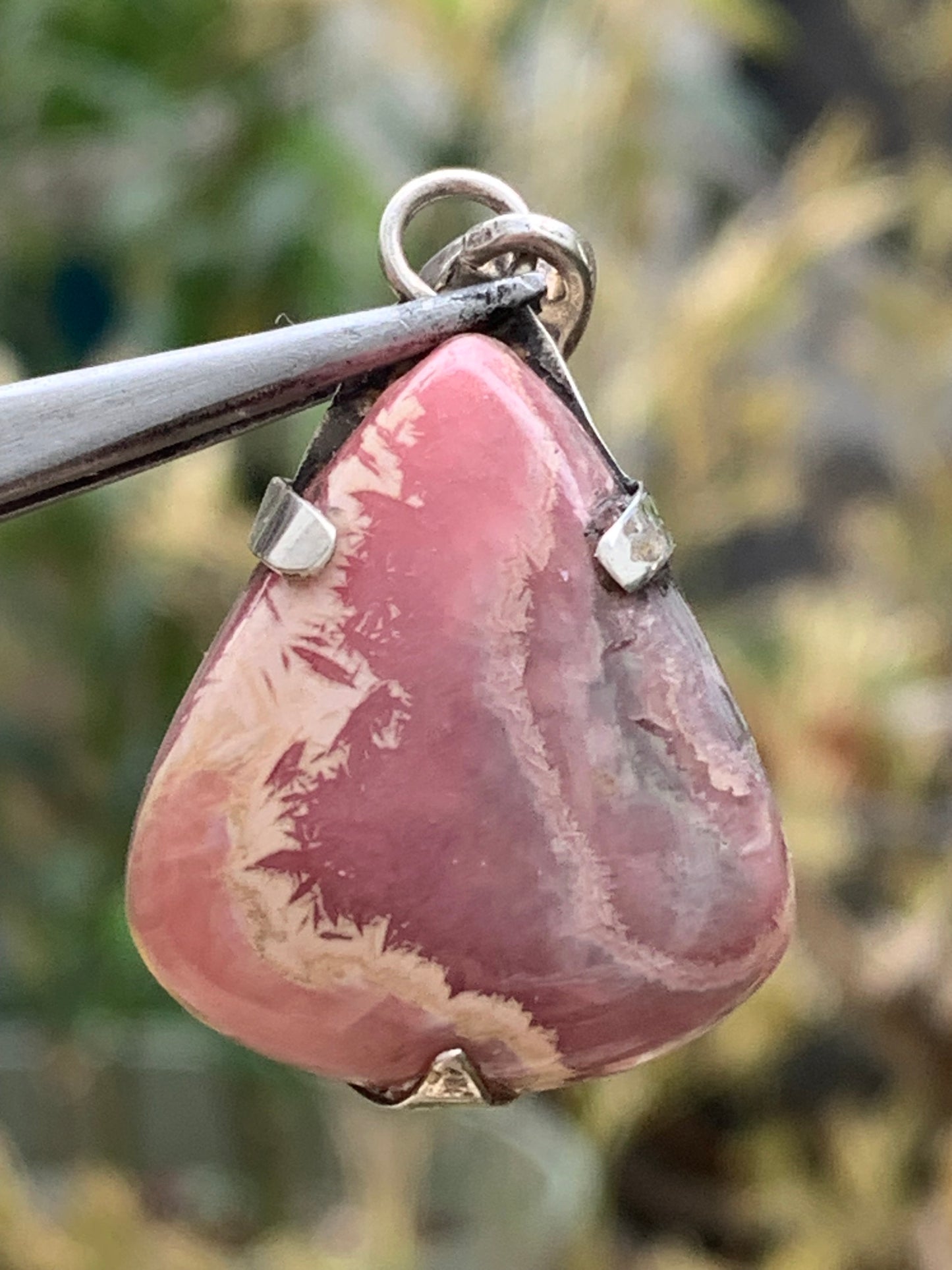 Rhodochrosite ! Pendentif en Argent de 40mm x24 x7 fait par Gem & Zen. Vendu avec un cordon réglable de couleur noire !