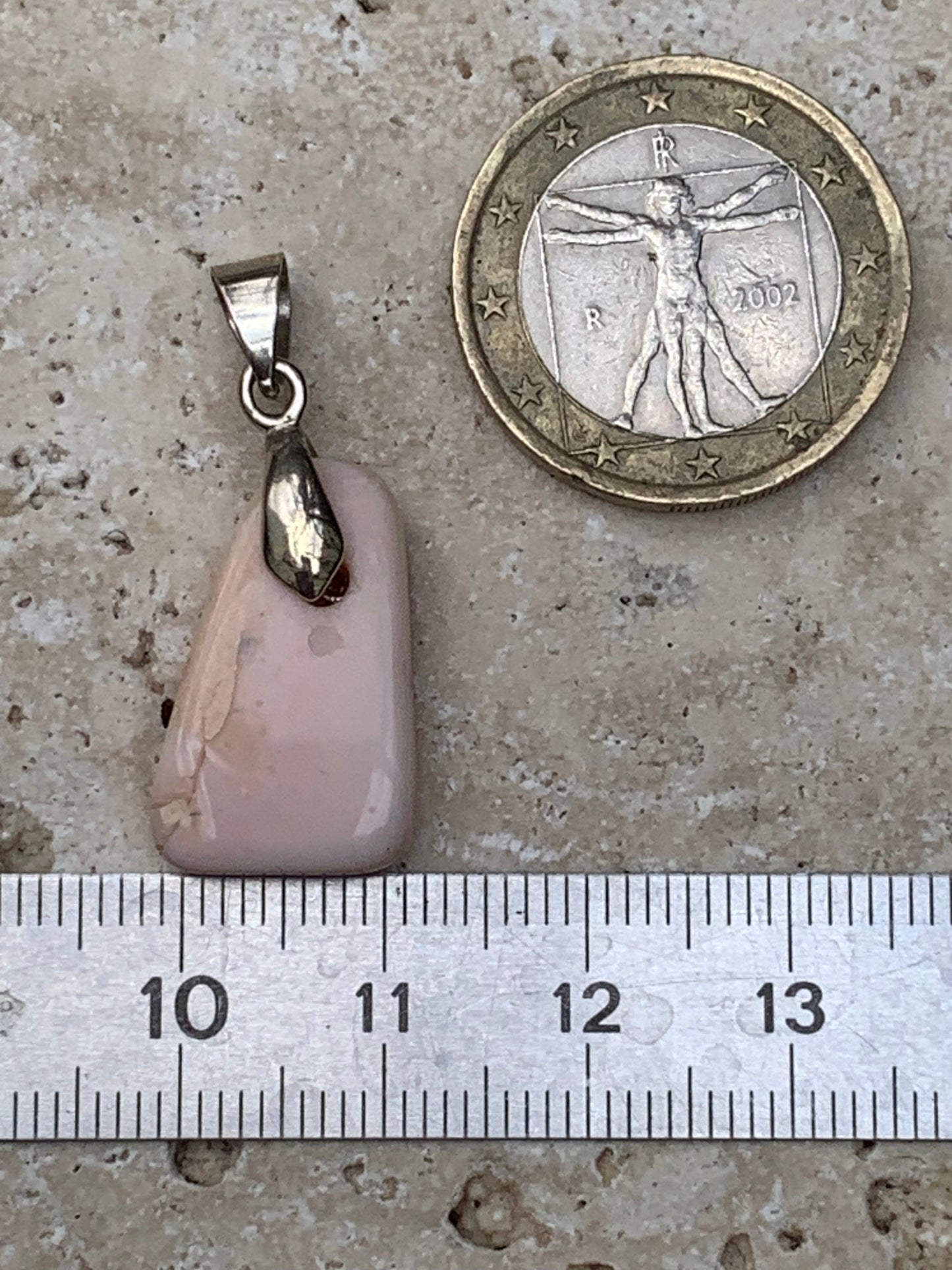 Opale Rose des Andes monté par G & Z, de 32mm de ht x12 x5. Vendu avec un cordon réglable de couleur noire !