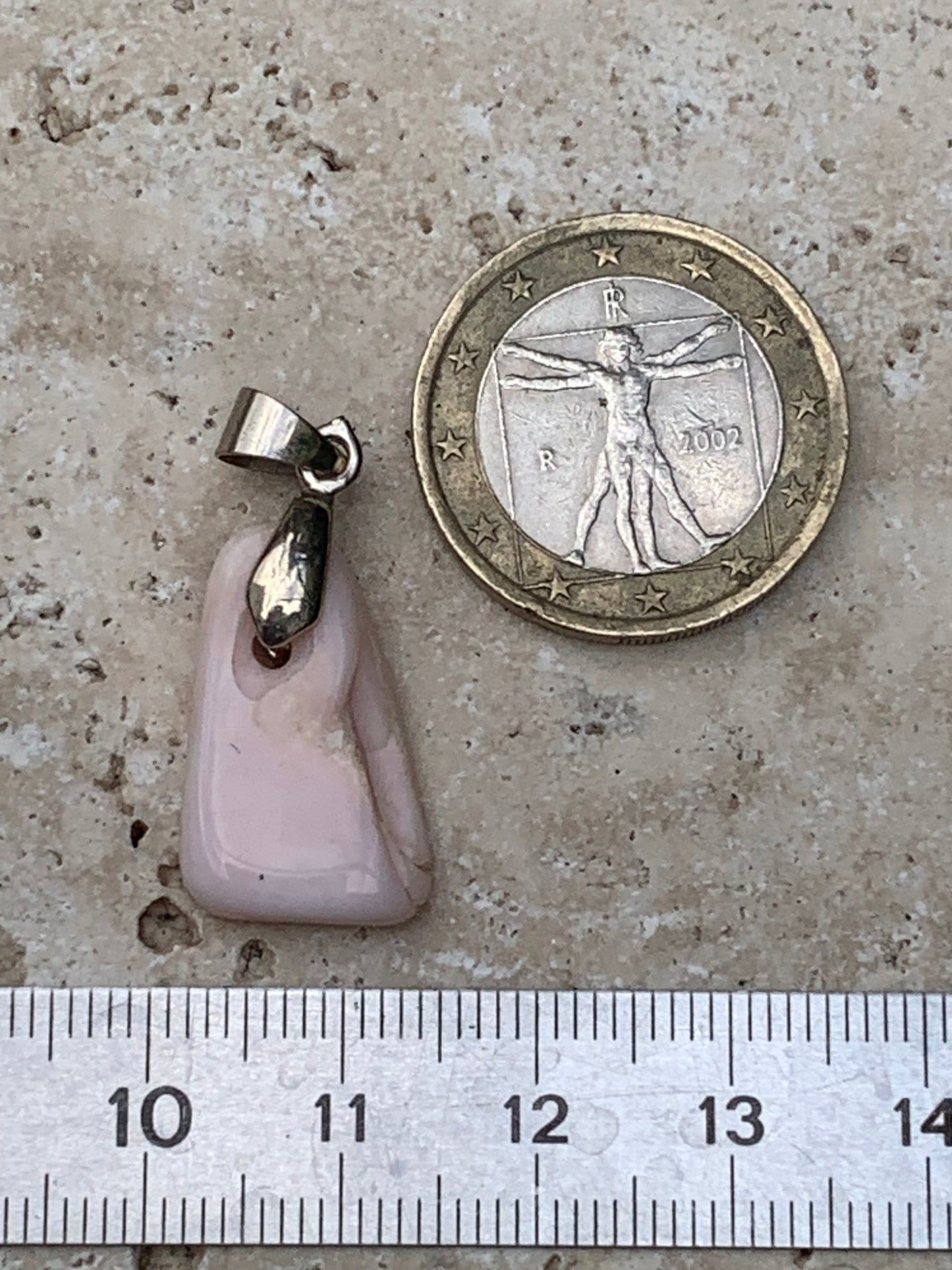 Opale Rose des Andes monté par G & Z, de 32mm de ht x12 x5. Vendu avec un cordon réglable de couleur noire !