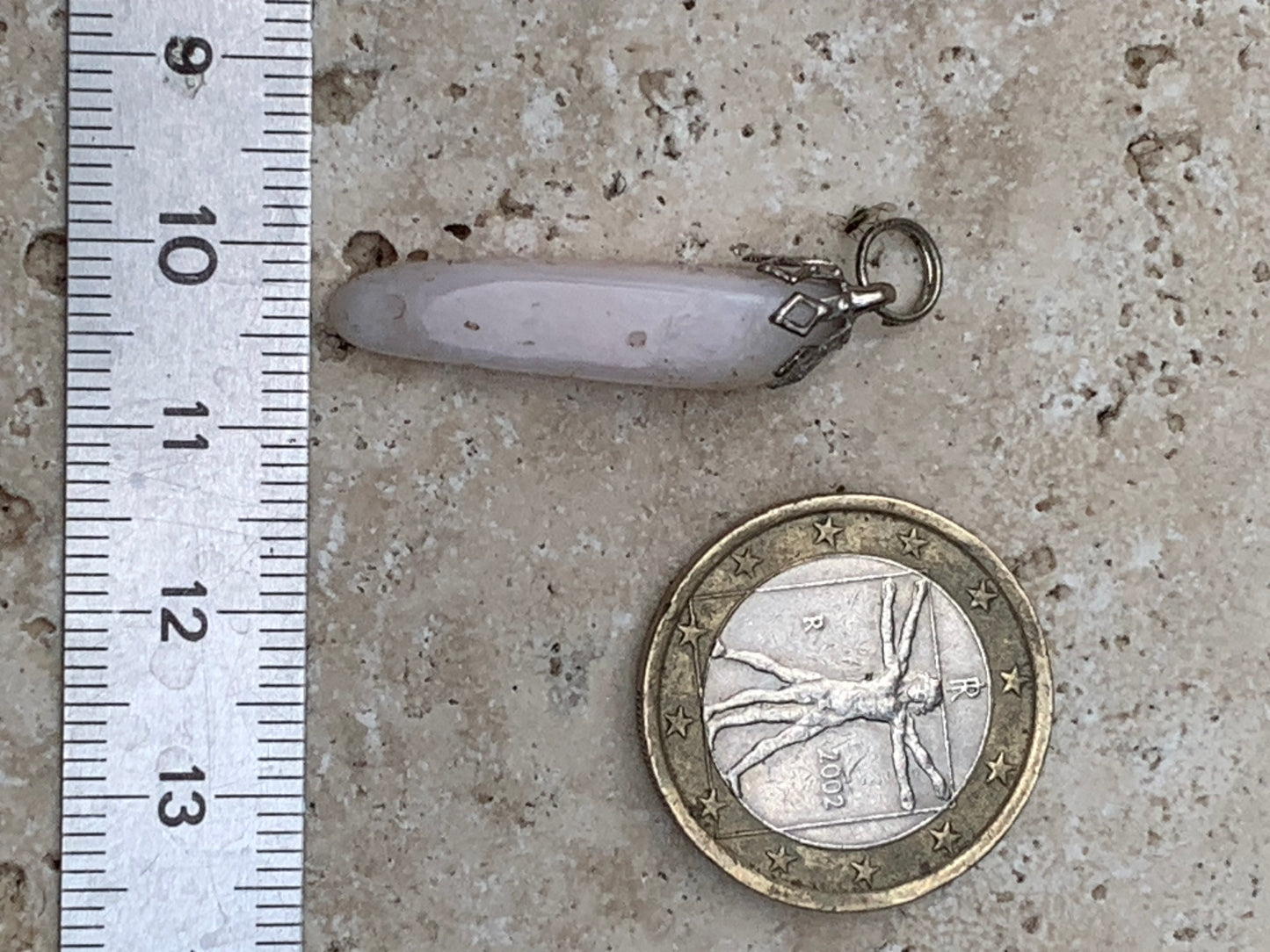 Opale Rose des Andes monté par G & Z, de 30mm de ht x6 x6. Vendu avec un cordon réglable de couleur noire !