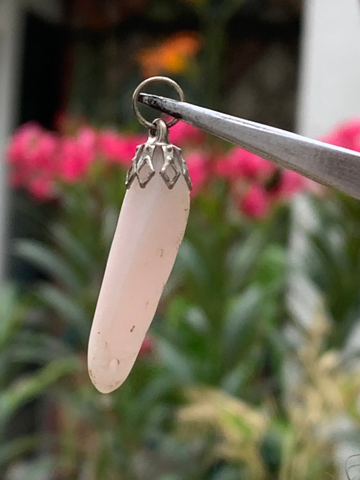 Opale Rose des Andes monté par G & Z, de 30mm de ht x6 x6. Vendu avec un cordon réglable de couleur noire !