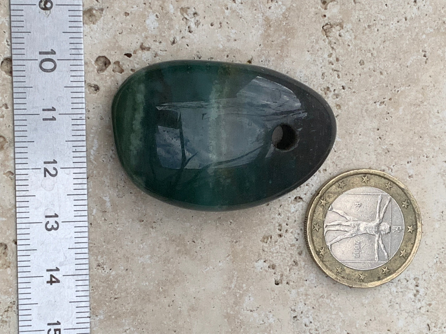 Jade, galet percé 43 mm de hauteur x 30 de largeur x 12 d'épaisseur. Vendu avec cordon réglable de couleur noire.