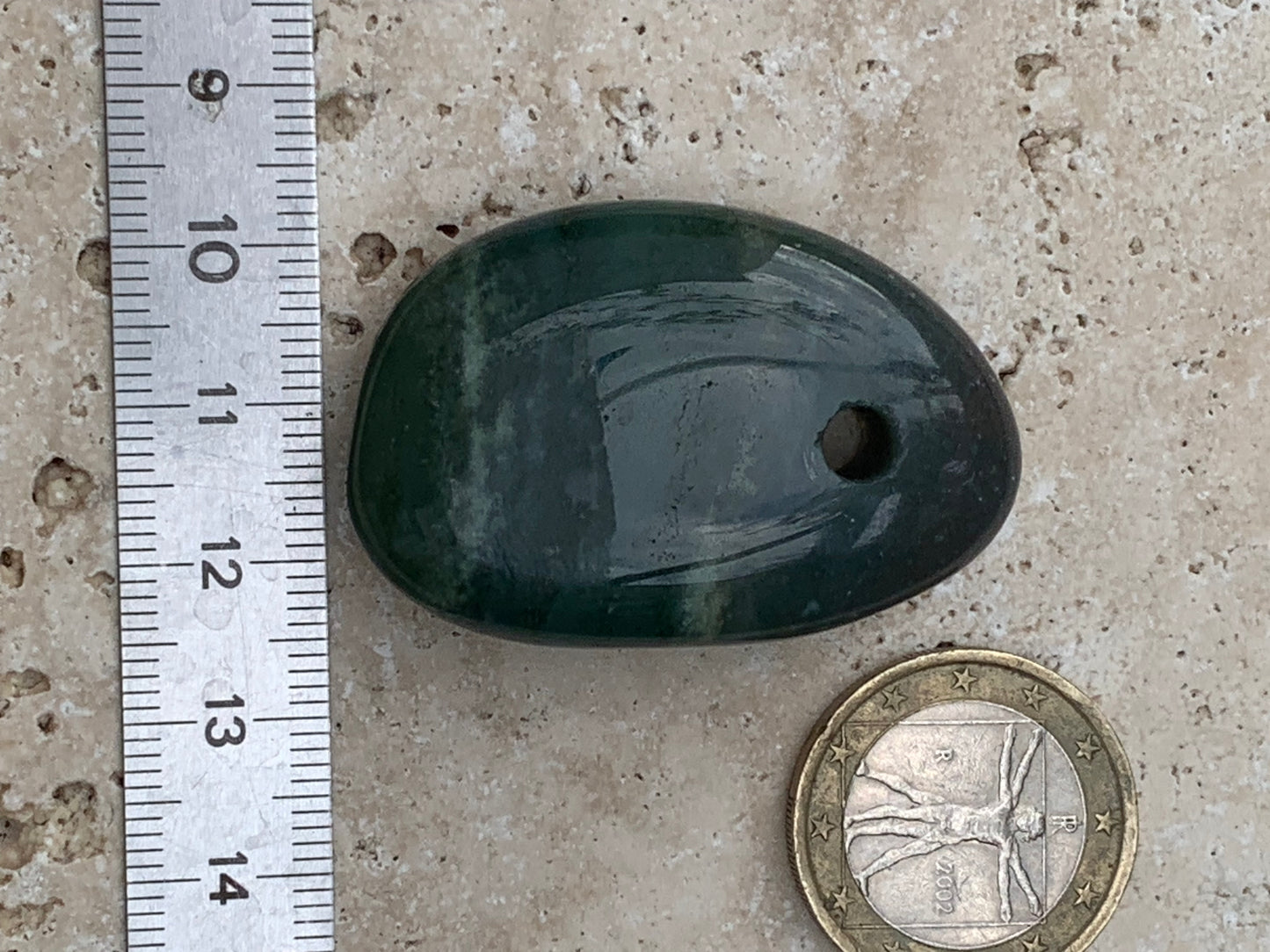 Jade, galet percé 43 mm de hauteur x 30 de largeur x 12 d'épaisseur. Vendu avec cordon réglable de couleur noire.