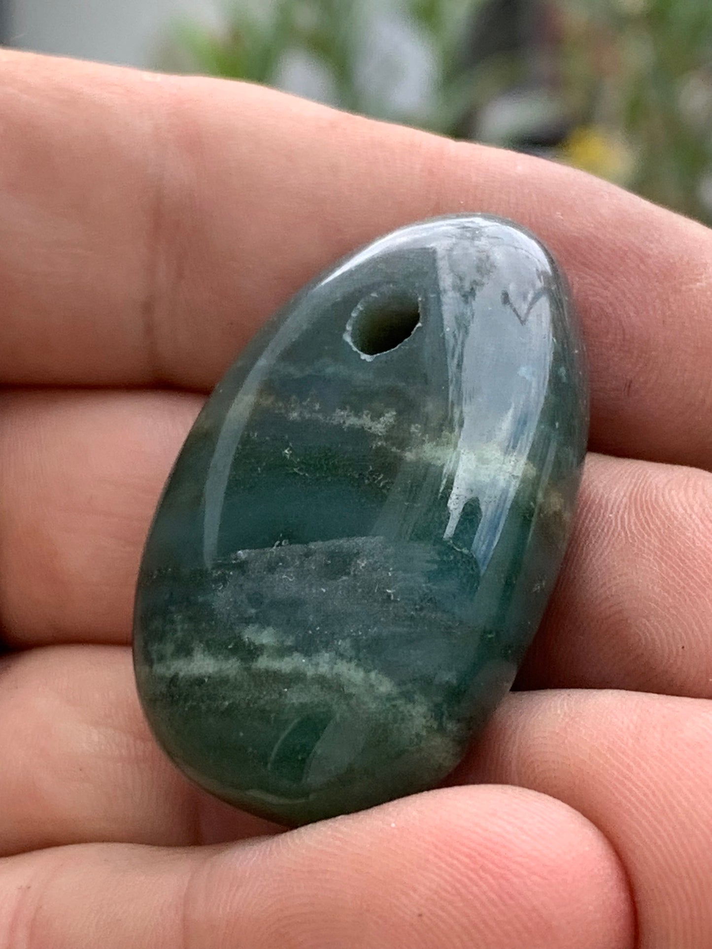 Jade, galet percé 43 mm de hauteur x 30 de largeur x 12 d'épaisseur. Vendu avec cordon réglable de couleur noire.