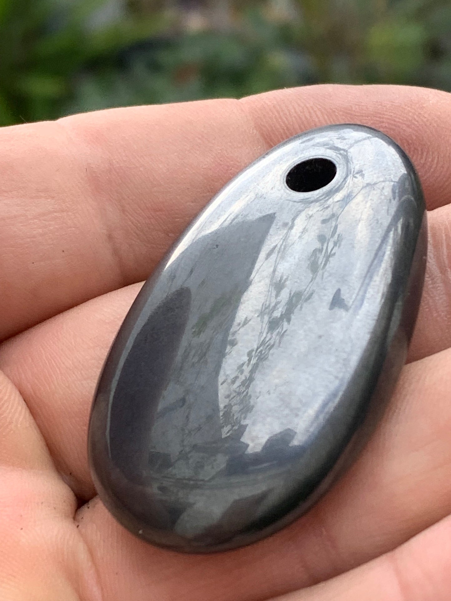 Hématite, pendentif en galet percé, de 50x30x5 millimètres, vendu avec cordon coulissant (réglable), en cuir noir de 40 à 70 centimètres !