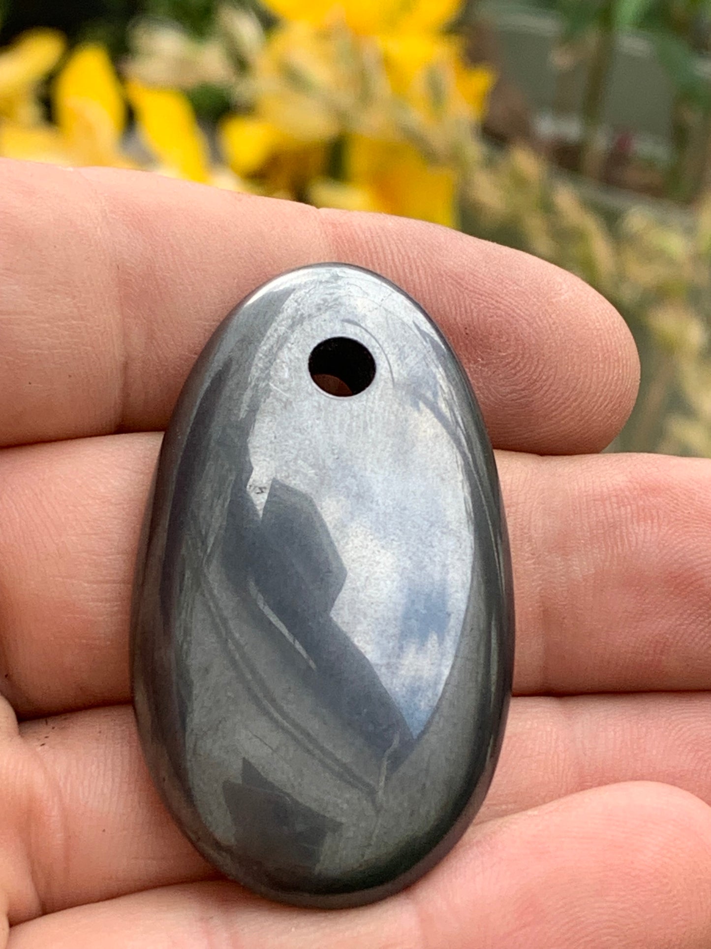 Hématite, pendentif en galet percé, de 50x30x5 millimètres, vendu avec cordon coulissant (réglable), en cuir noir de 40 à 70 centimètres !