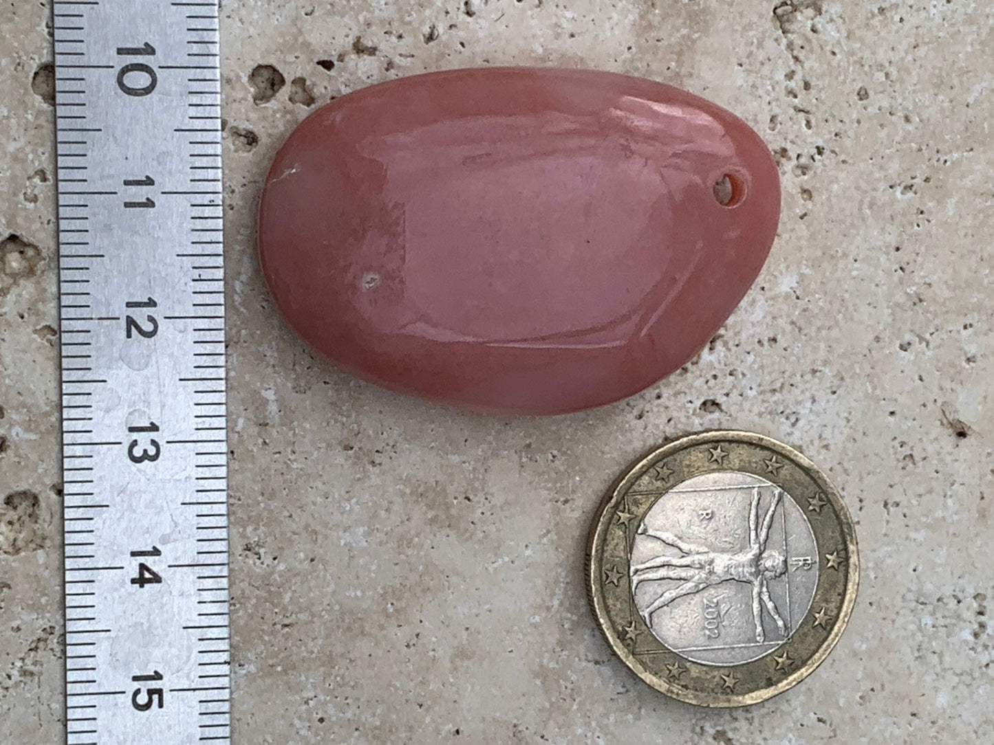 Mangano-calcite, pendentif en galet percé, de 55x28x10 millimètres, vendu avec cordon coulissant (réglable), en cuir noir de 40 à 70 centimètres !