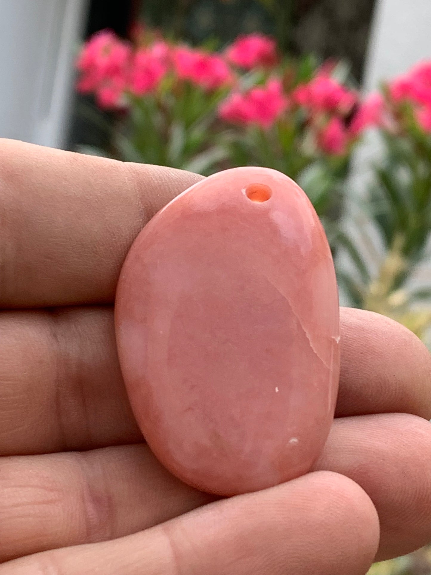 Mangano-calcite, pendentif en galet percé, de 55x28x10 millimètres, vendu avec cordon coulissant (réglable), en cuir noir de 40 à 70 centimètres !