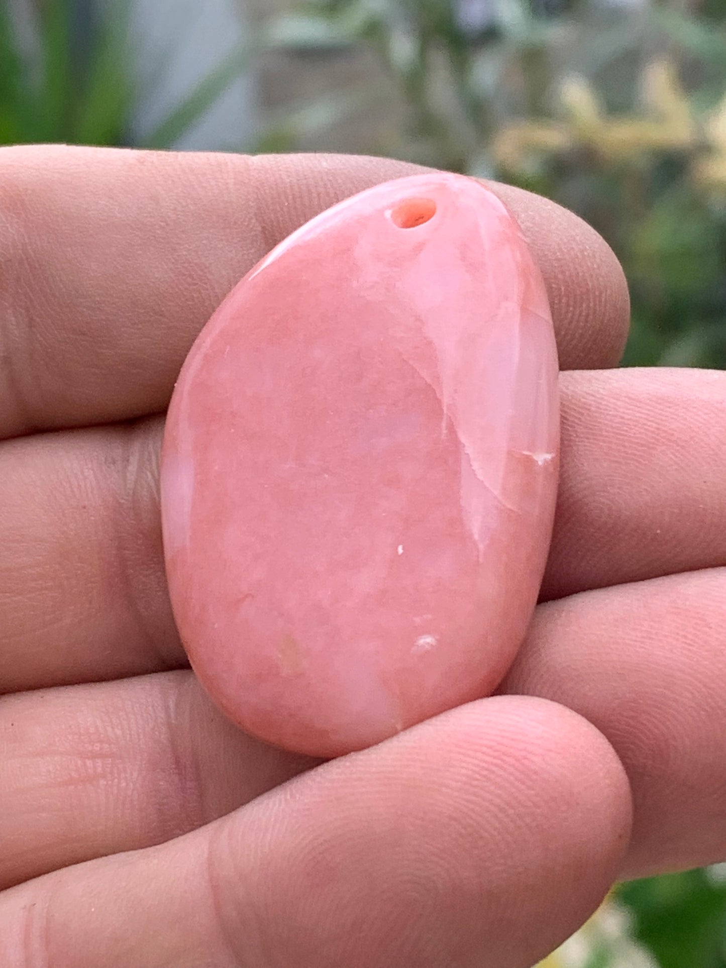 Mangano-calcite, pendentif en galet percé, de 55x28x10 millimètres, vendu avec cordon coulissant (réglable), en cuir noir de 40 à 70 centimètres !