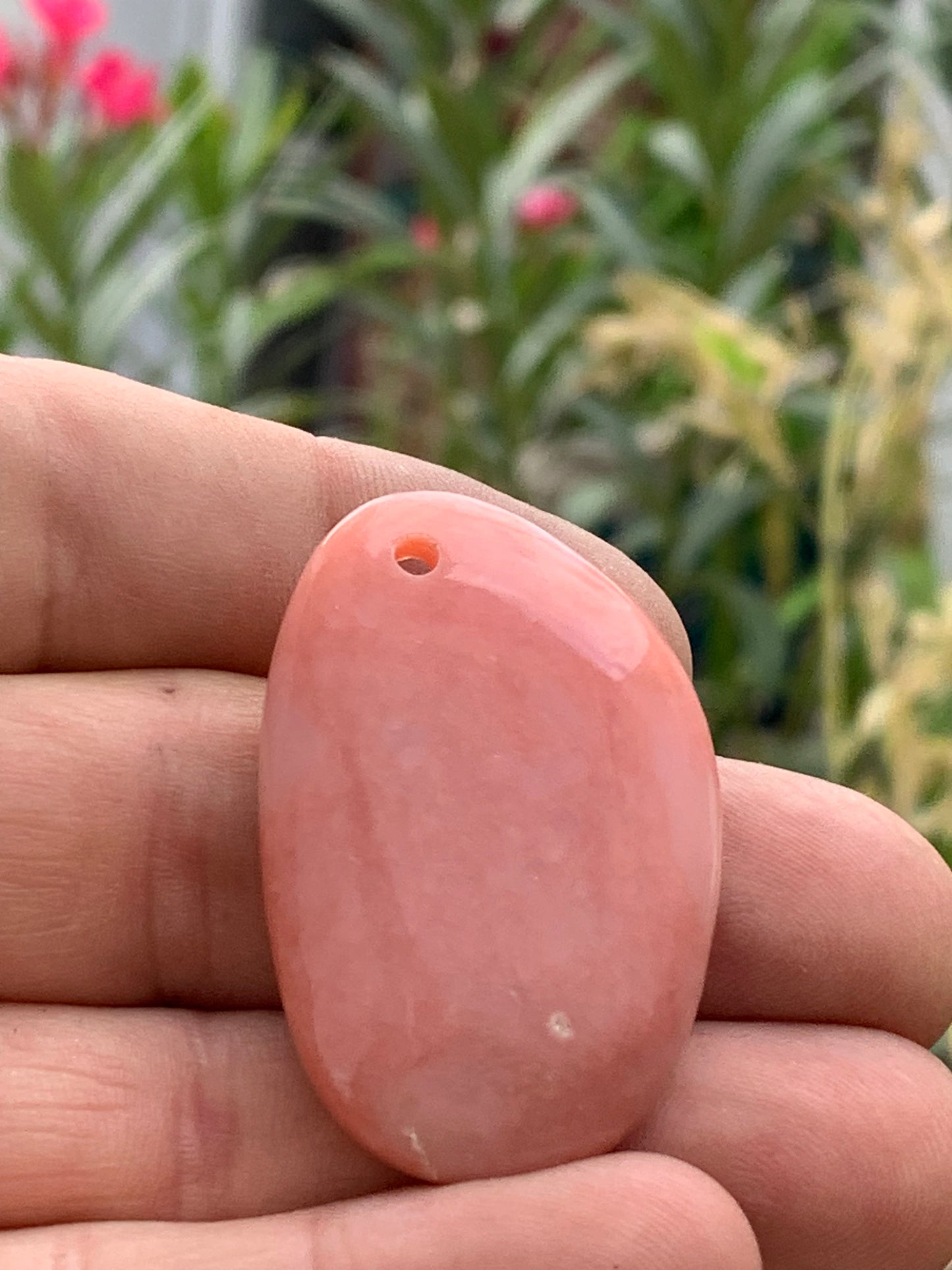 Mangano-calcite, pendentif en galet percé, de 55x28x10 millimètres, vendu avec cordon coulissant (réglable), en cuir noir de 40 à 70 centimètres !