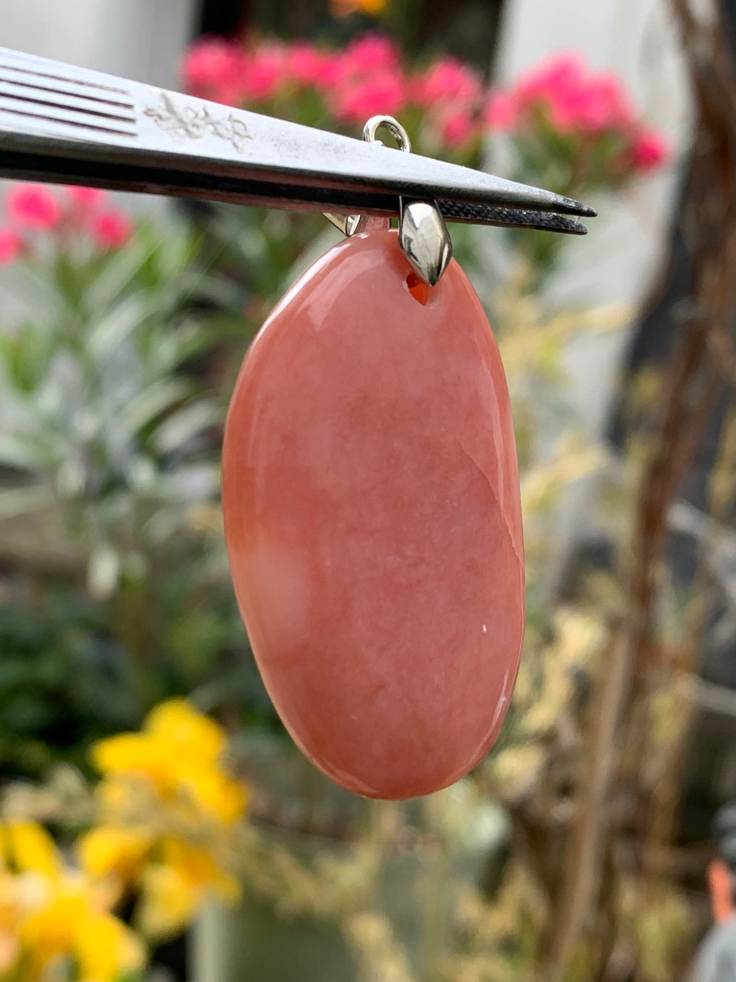 Mangano-calcite, pendentif en galet percé, de 55x28x10 millimètres, vendu avec cordon coulissant (réglable), en cuir noir de 40 à 70 centimètres !