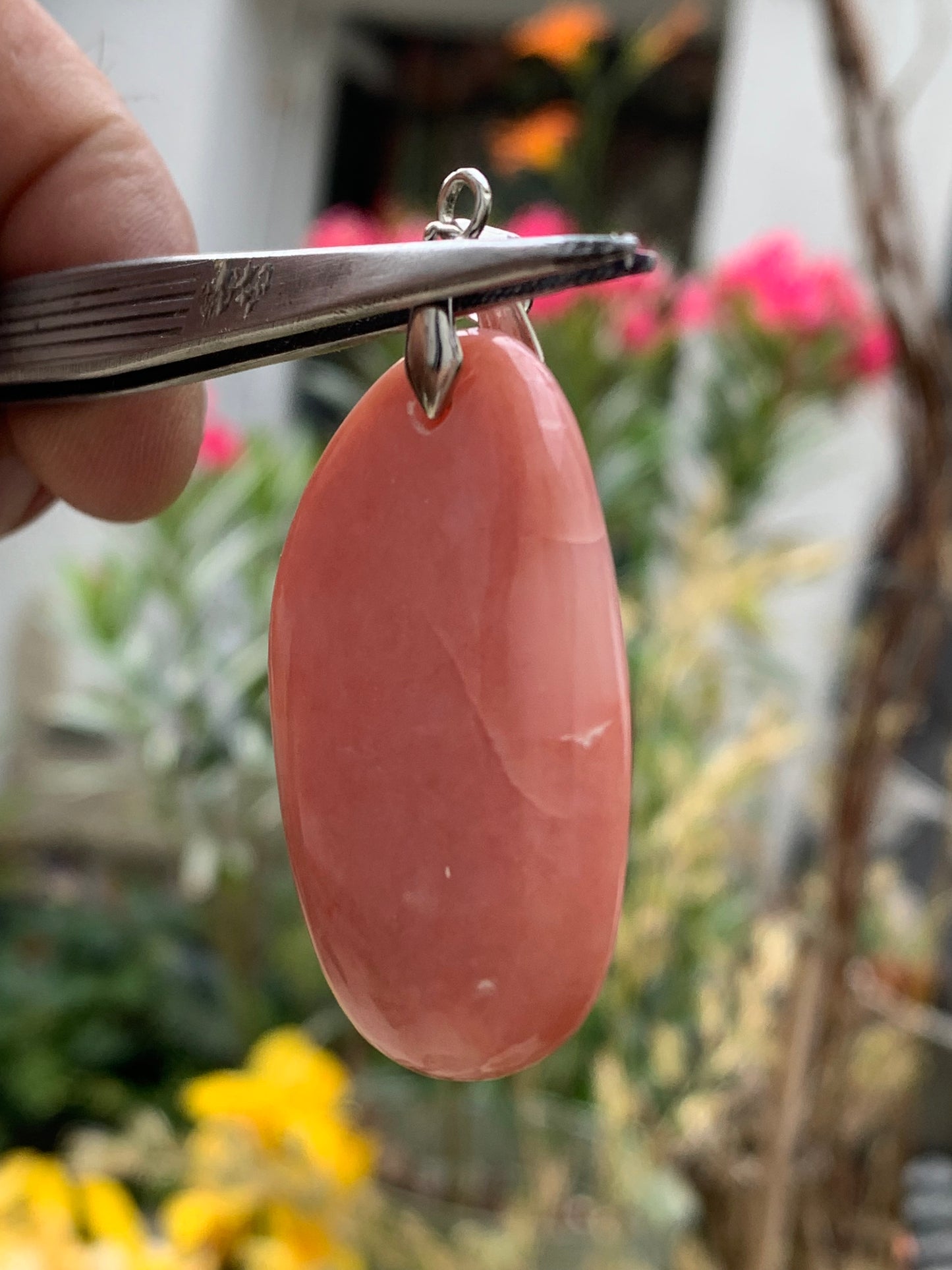 Mangano-calcite, pendentif en galet percé, de 55x28x10 millimètres, vendu avec cordon coulissant (réglable), en cuir noir de 40 à 70 centimètres !