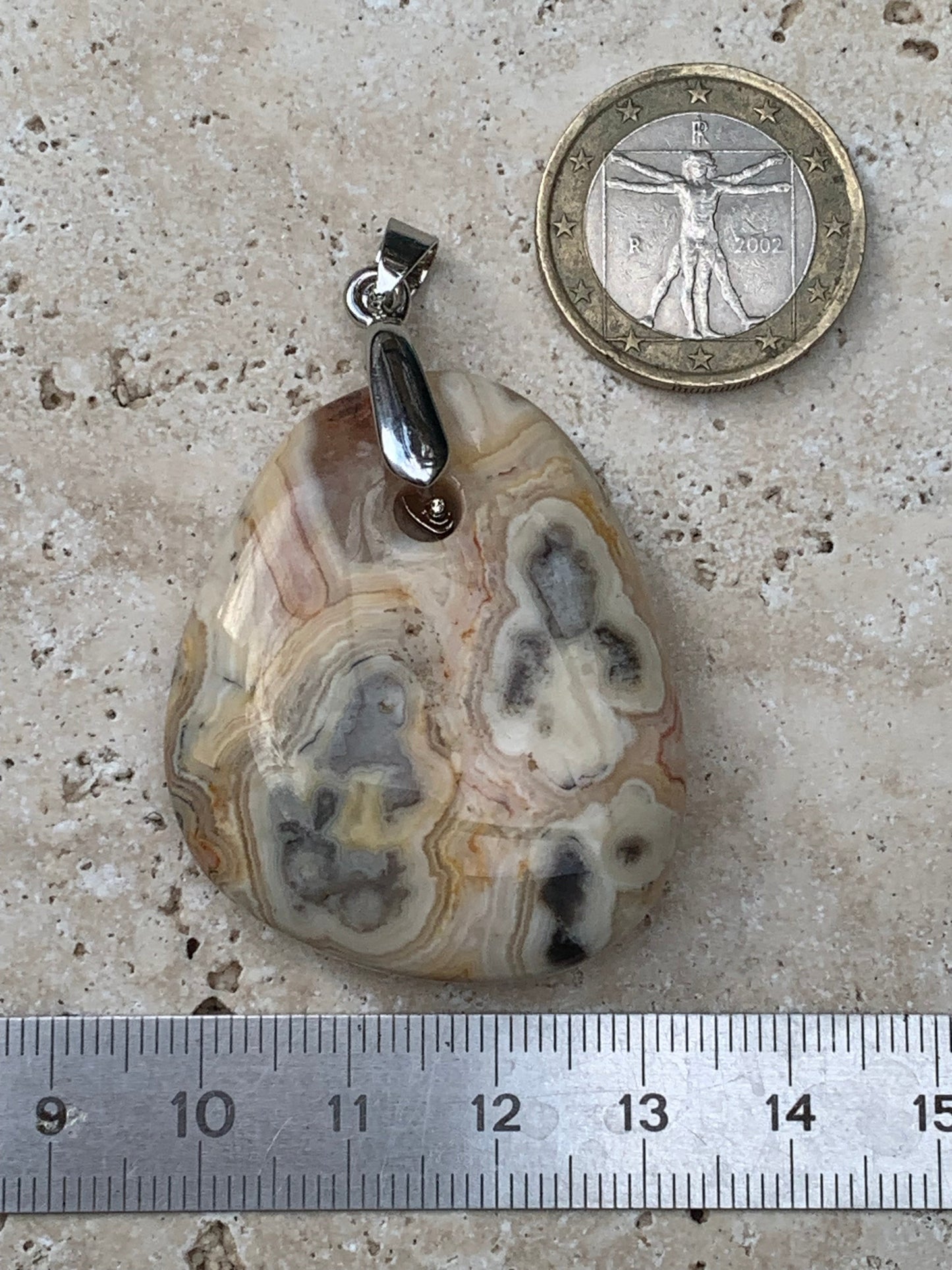 Agate crazy lace, galet percé de 42mm de hauteur x35 de largeur x12 d'épaisseur. Vendu avec cordon réglable !