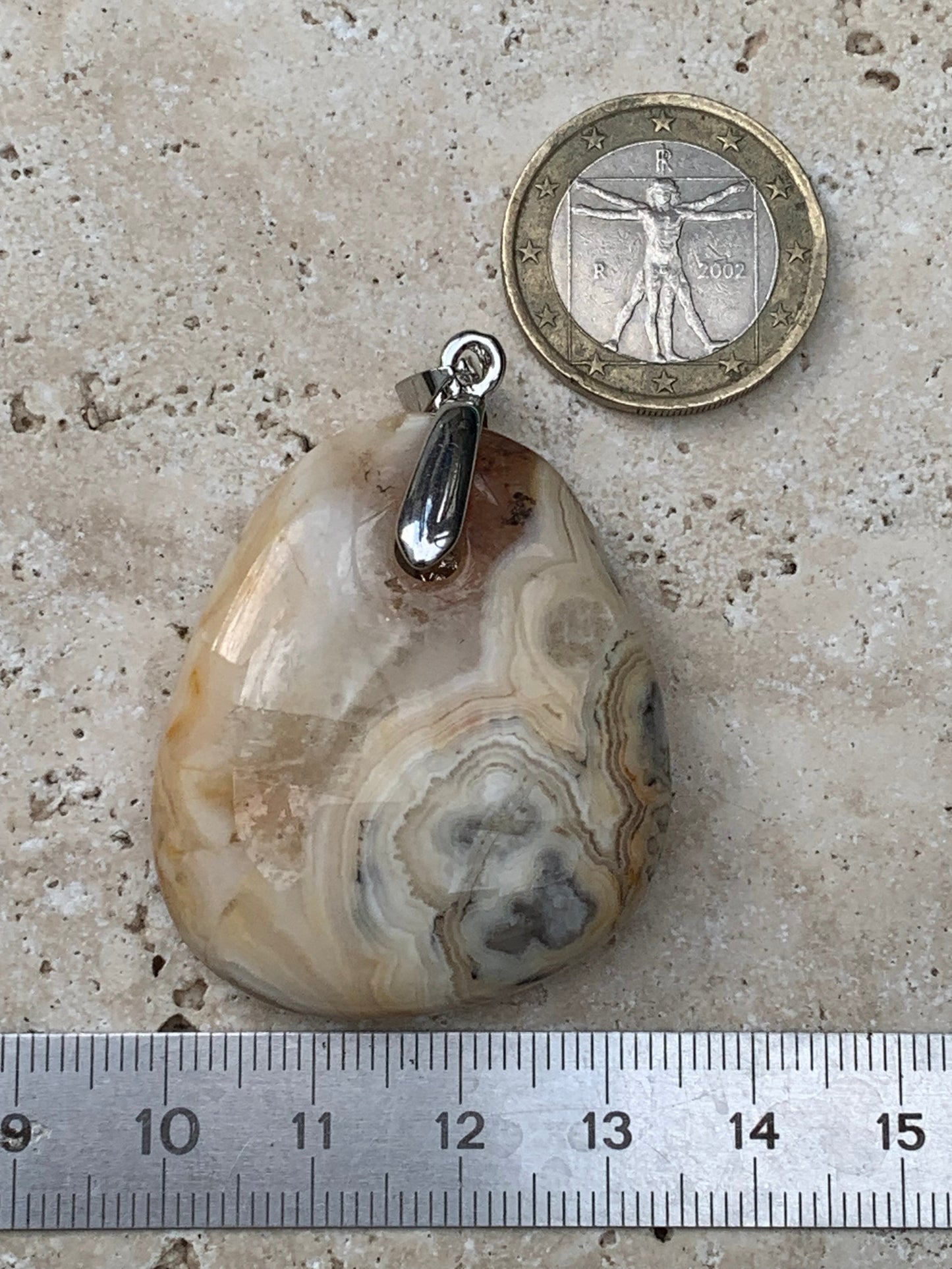 Agate crazy lace, galet percé de 42mm de hauteur x35 de largeur x12 d'épaisseur. Vendu avec cordon réglable !