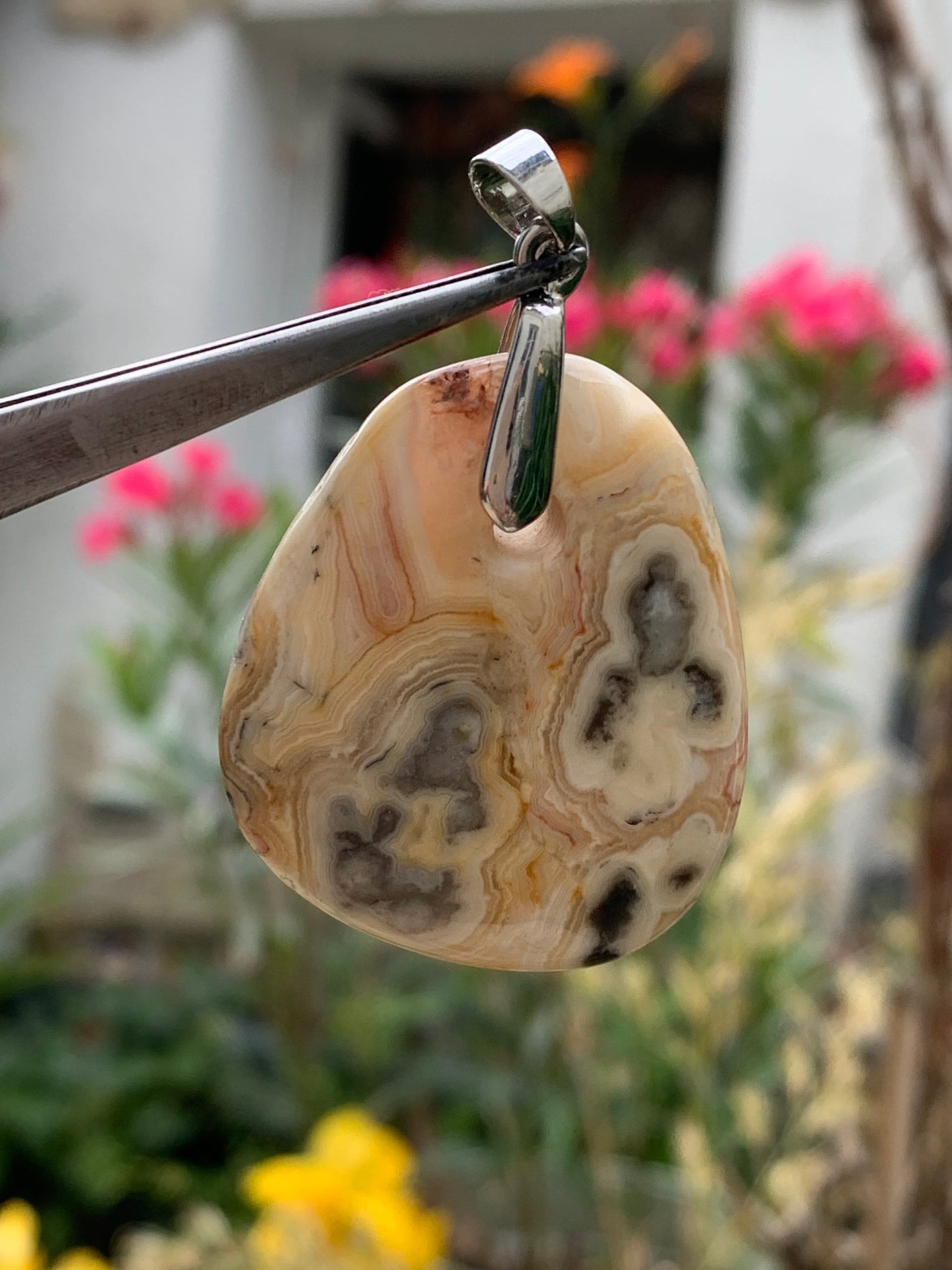 Agate crazy lace, galet percé de 42mm de hauteur x35 de largeur x12 d'épaisseur. Vendu avec cordon réglable !