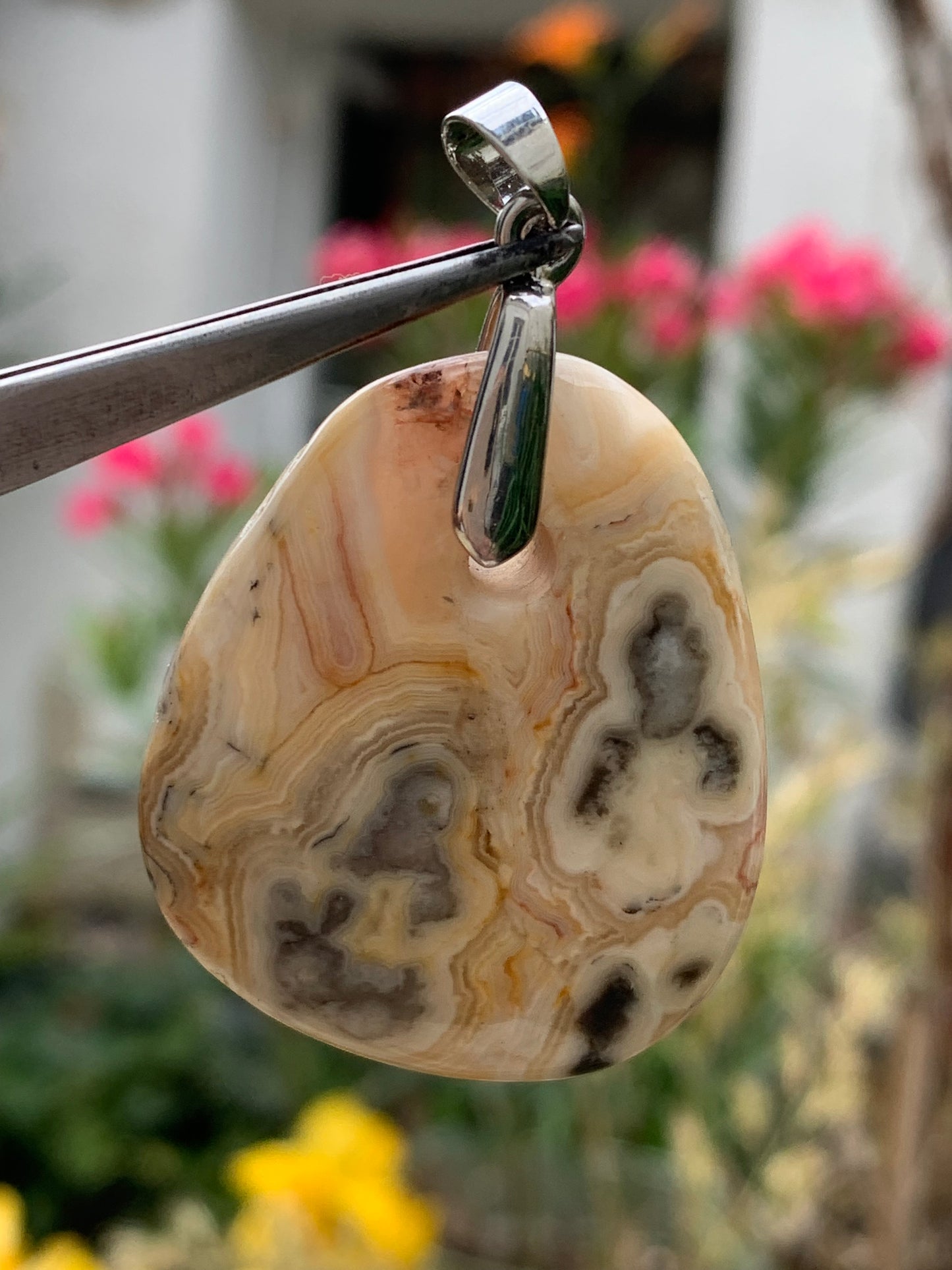 Agate crazy lace, galet percé de 42mm de hauteur x35 de largeur x12 d'épaisseur. Vendu avec cordon réglable !