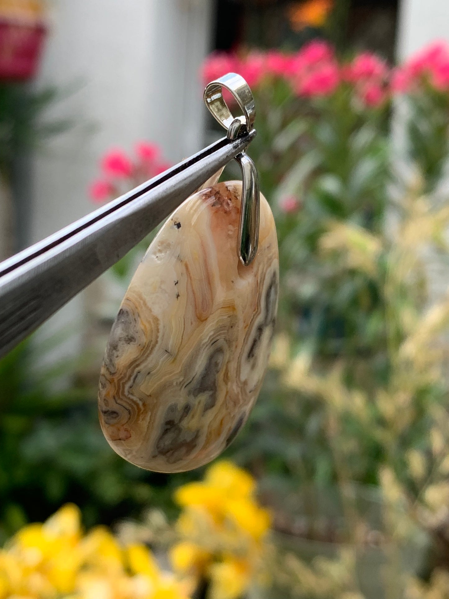 Agate crazy lace, galet percé de 42mm de hauteur x35 de largeur x12 d'épaisseur. Vendu avec cordon réglable !