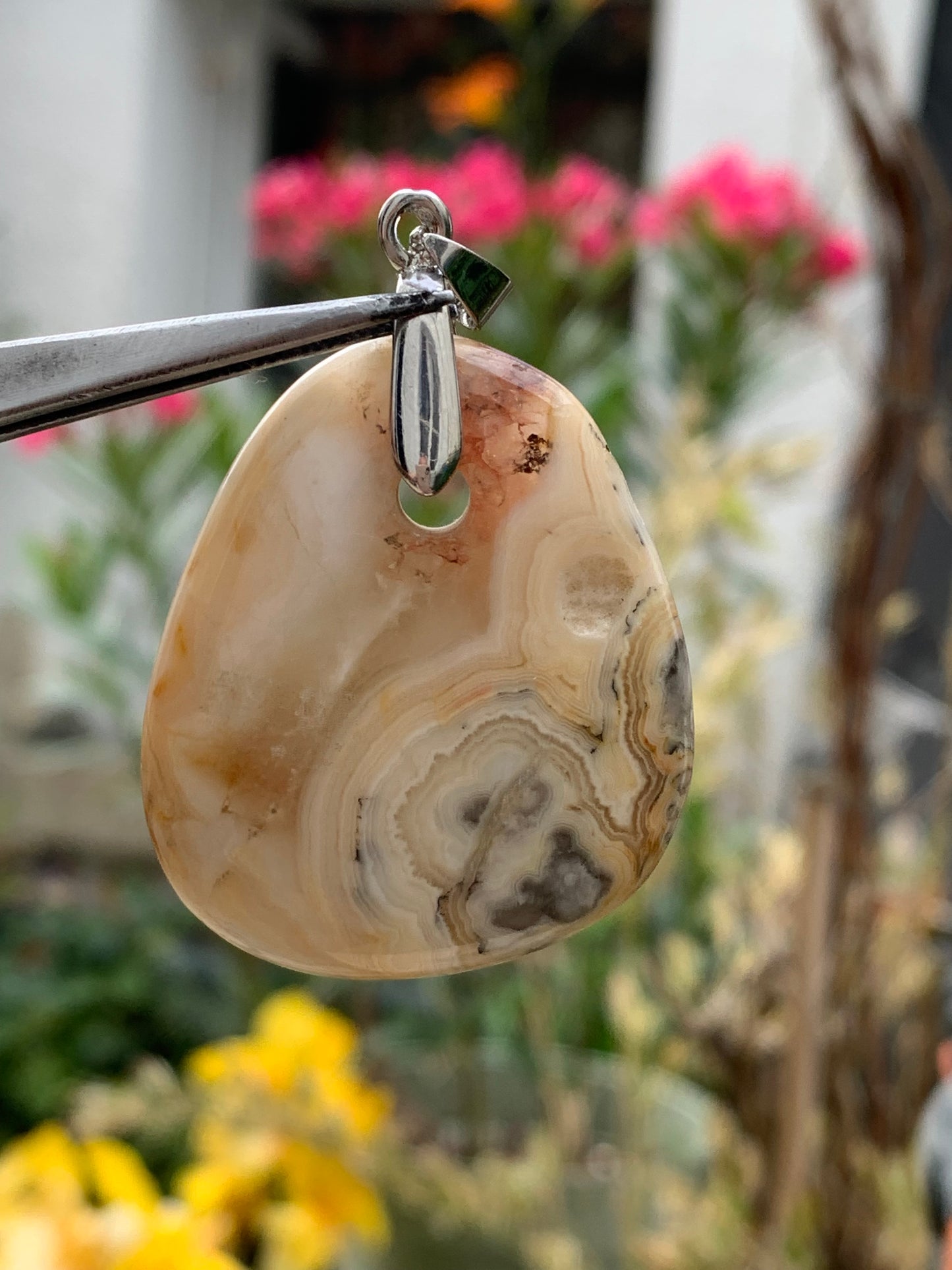 Agate crazy lace, galet percé de 42mm de hauteur x35 de largeur x12 d'épaisseur. Vendu avec cordon réglable !