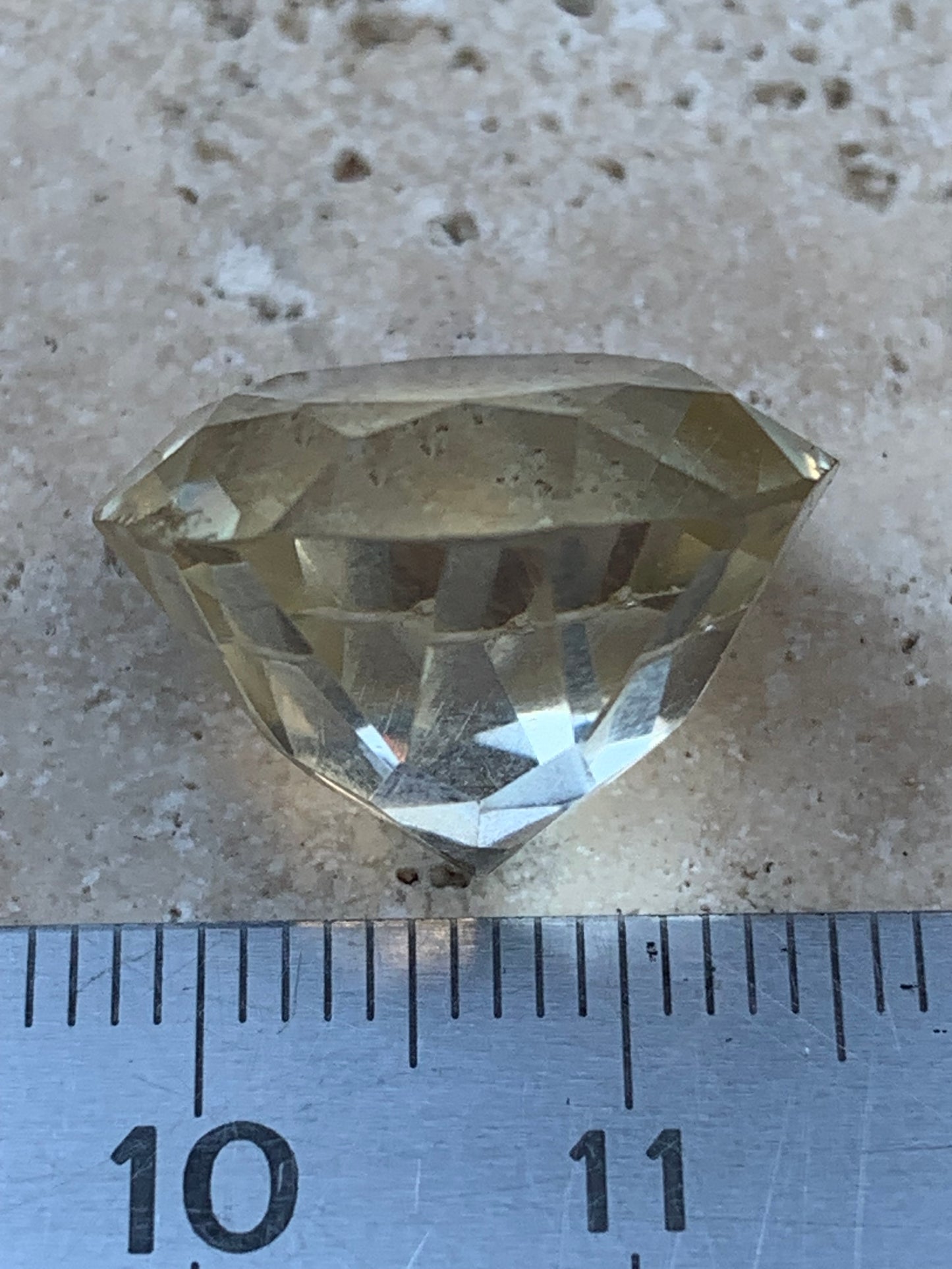 Citrine, pierre taillée de 13mm de diamètre x12 - 18,5 carats. Parfait en bijouterie, collection ,exposition...