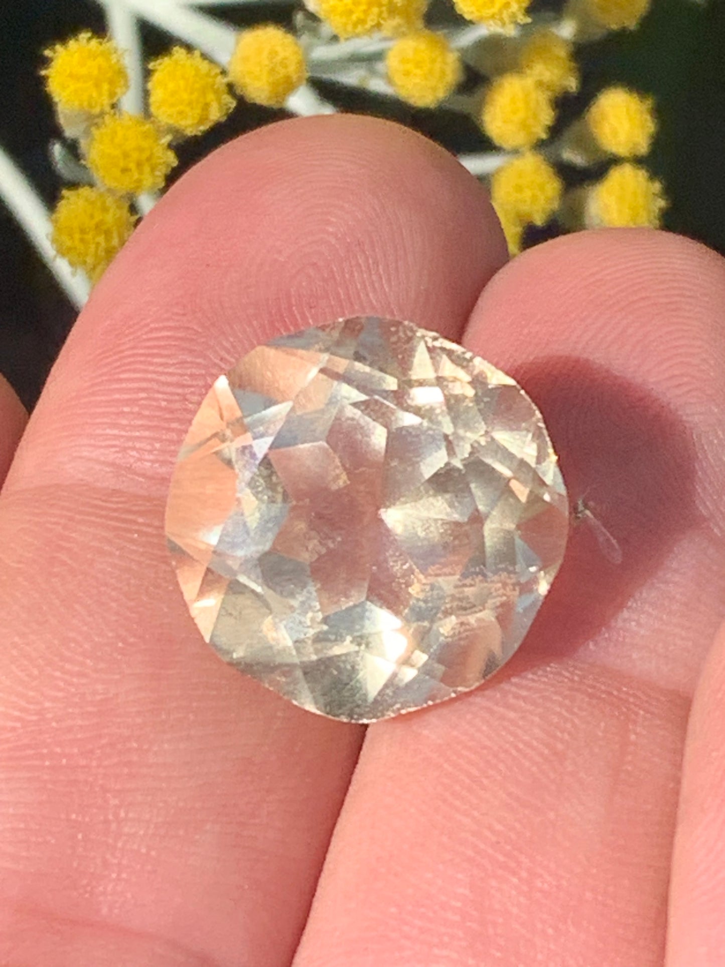 Citrine, pierre taillée de 13mm de diamètre x12 - 18,5 carats. Parfait en bijouterie, collection ,exposition...