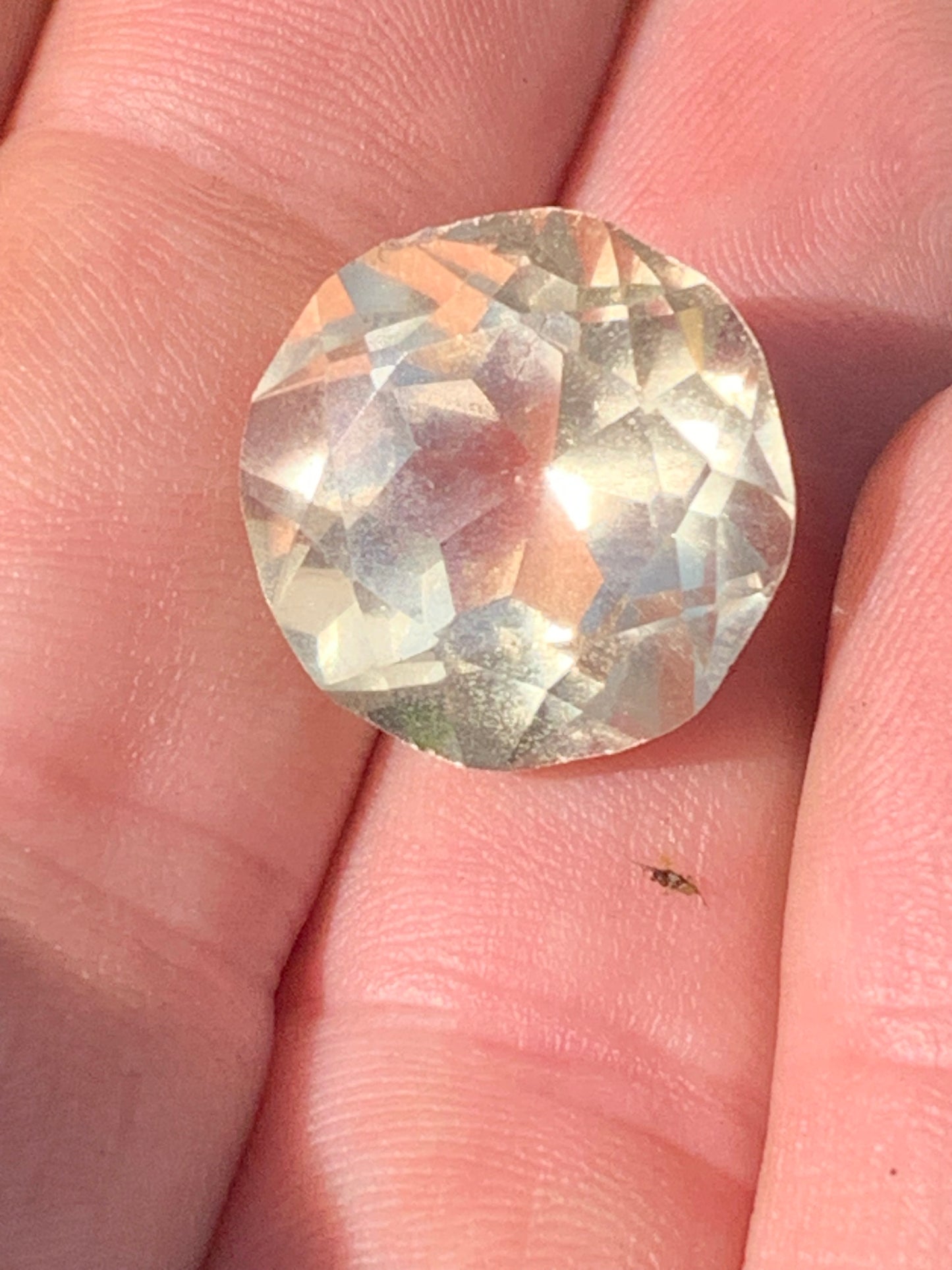 Citrine, pierre taillée de 13mm de diamètre x12 - 18,5 carats. Parfait en bijouterie, collection ,exposition...